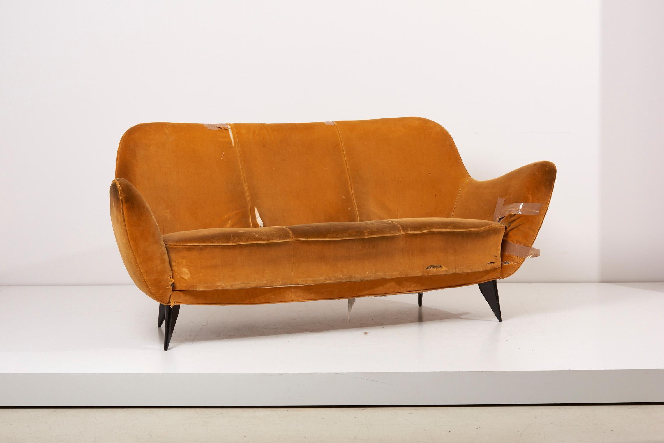 3-seater sofa by Guglielmo Veronesi for ISA Bergamo, 1950s. The sofa is in it's original condition and has a vintage upholstery. We offer reupholstery in our in-house workshop.