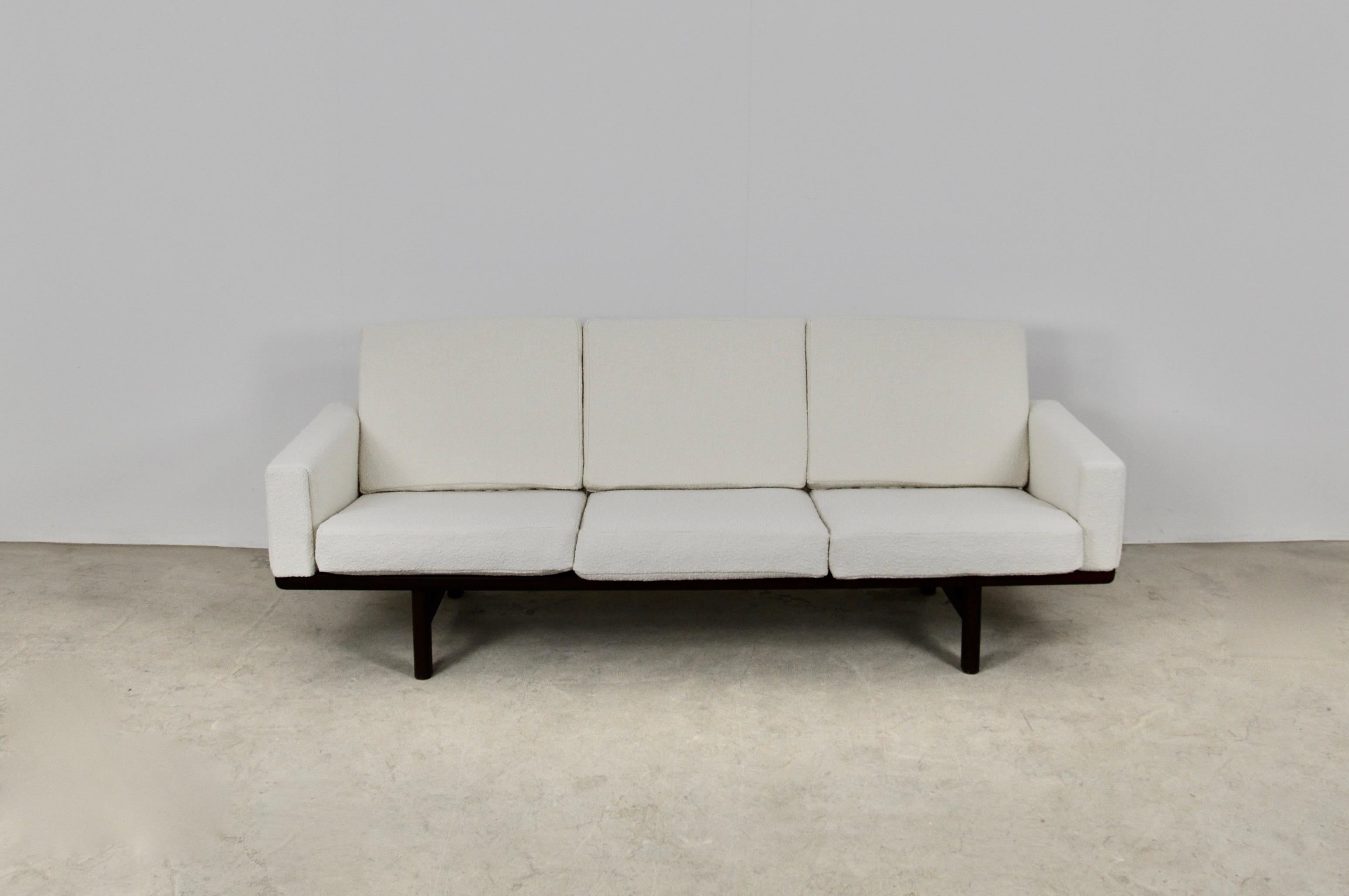 Sofa 3 places in wood and fabric, wear due to time and the age of the sofa. Measure: Seat height 42cm.