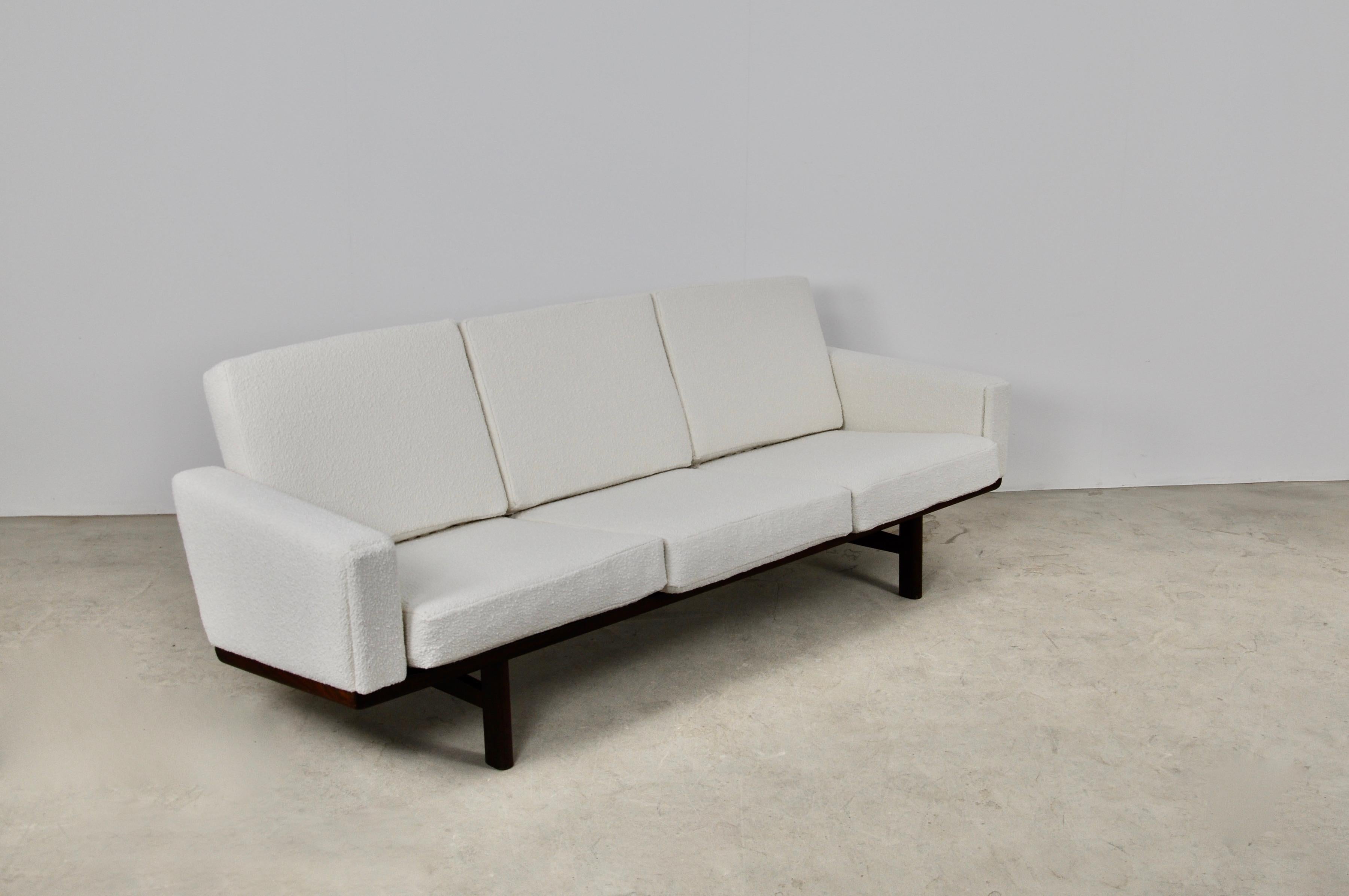 Sofa by Hans J. Wegner for GETAMA, 1960s In Good Condition In Lasne, BE