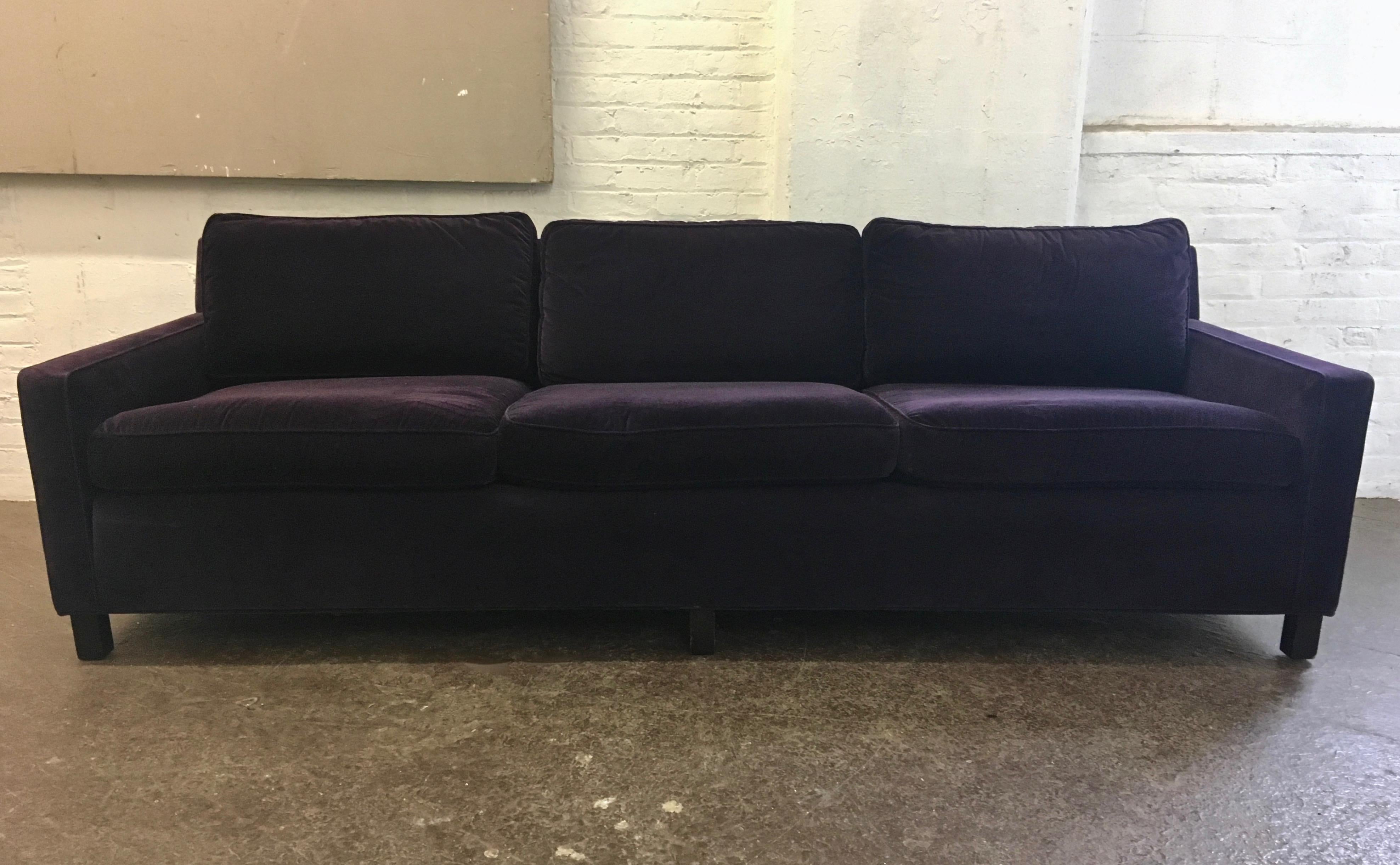 96 Zoll langes Sofa, entworfen von Harvey Probber, gestützt auf sechs massiven, gebeizten Holzbeinen und gepolstert mit tiefem lila/pflaumenfarbenem Samt. 
Armhöhe: 22 Zoll