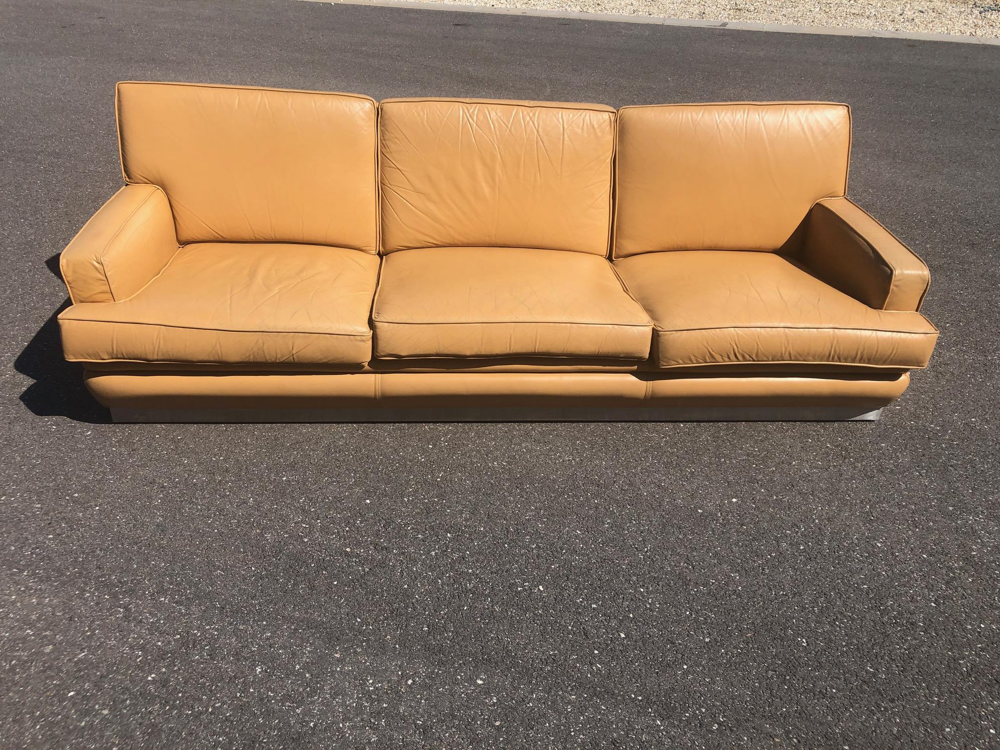 Sofa aus den 1970er Jahren im Originalzustand
Lederkissen über einem Sockel aus gebürstetem Stahl
Designer Jacques Charpentier
Sofa ist in ein Bett umwandelbar, Matratze fehlt. 