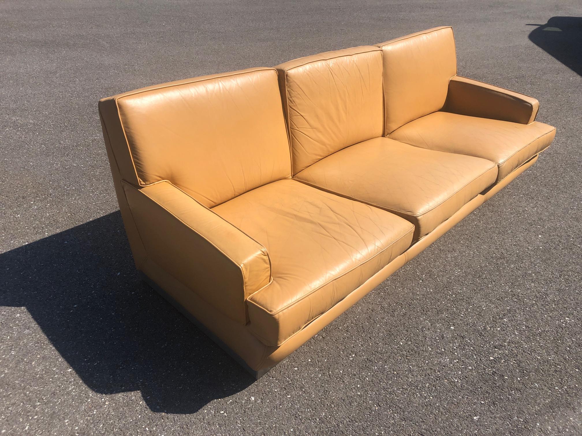 Sofa von Jacques Charpentier, ca. 1970er Jahre (20. Jahrhundert) im Angebot
