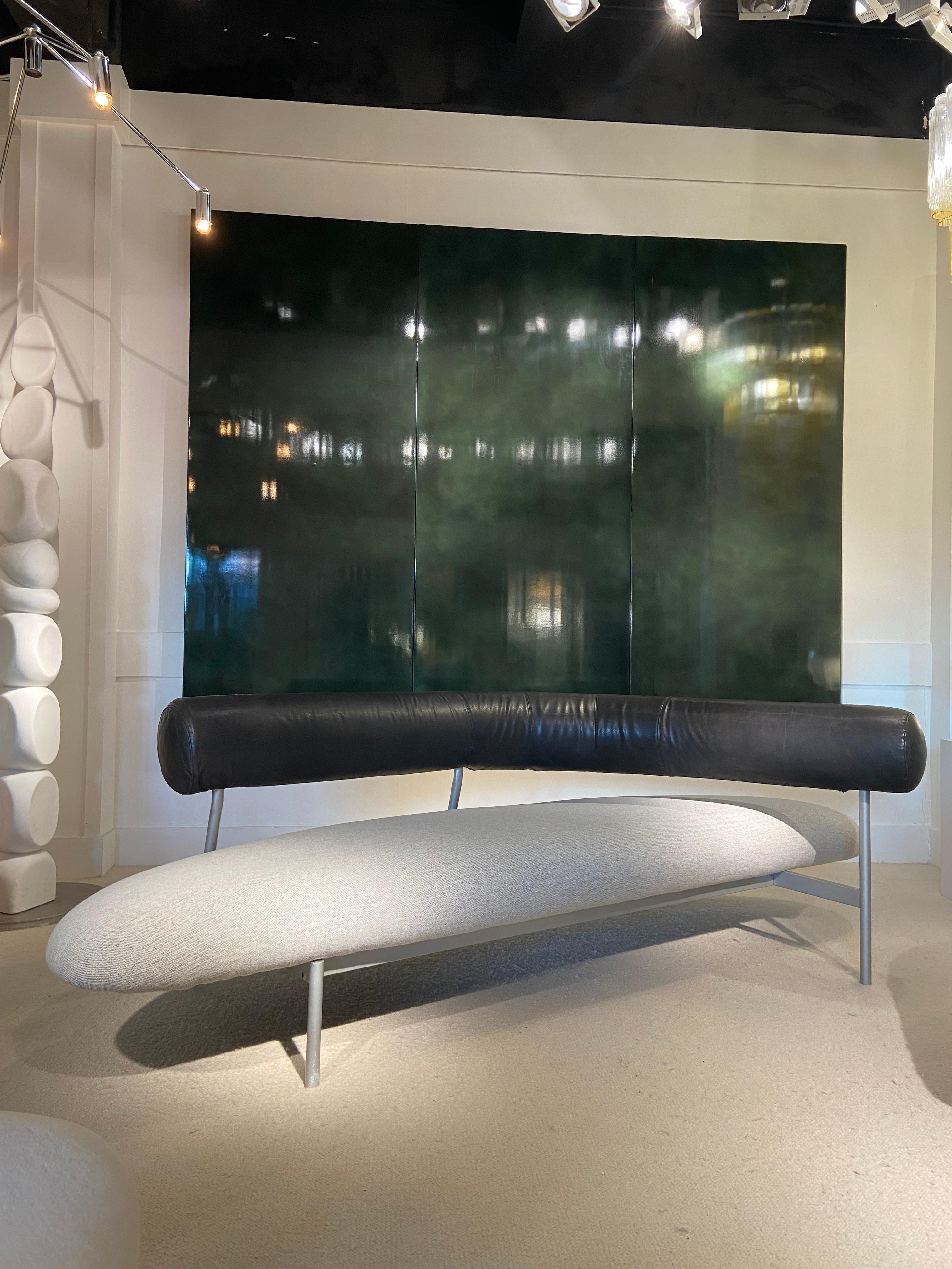Javier Mariscal
Sofa with a grey lacquered metal base and an original leather backrest
Espagne 1985
H. 80 cm W. 275 cm D. 120 cm 
S.H. 48 cm