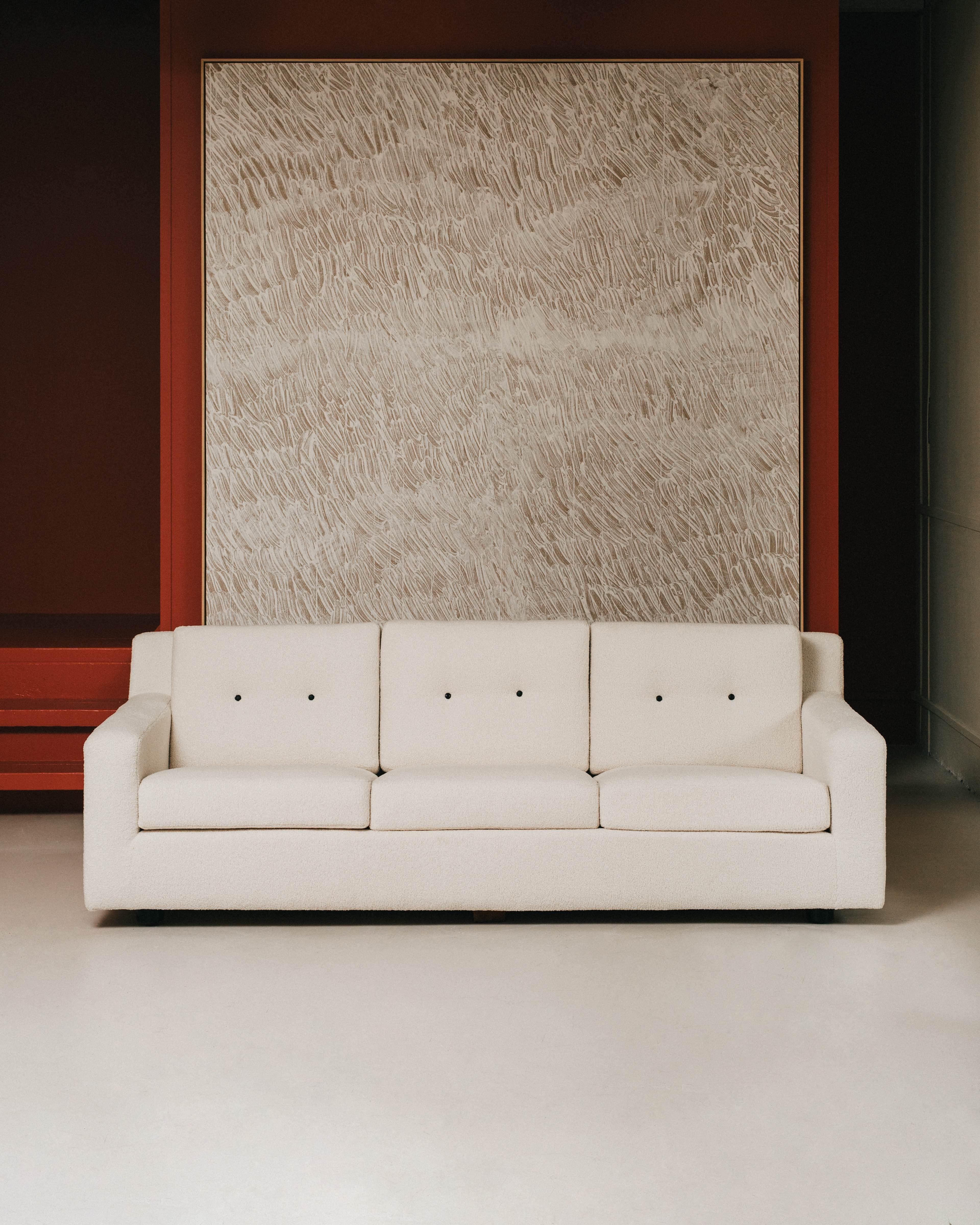 Large three-seater reception sofa, Bultex foam, leather and fur fabric by Maison Froca
Designer Jean-Charles de Castelbajac
Editor Ligne Roset
1988.