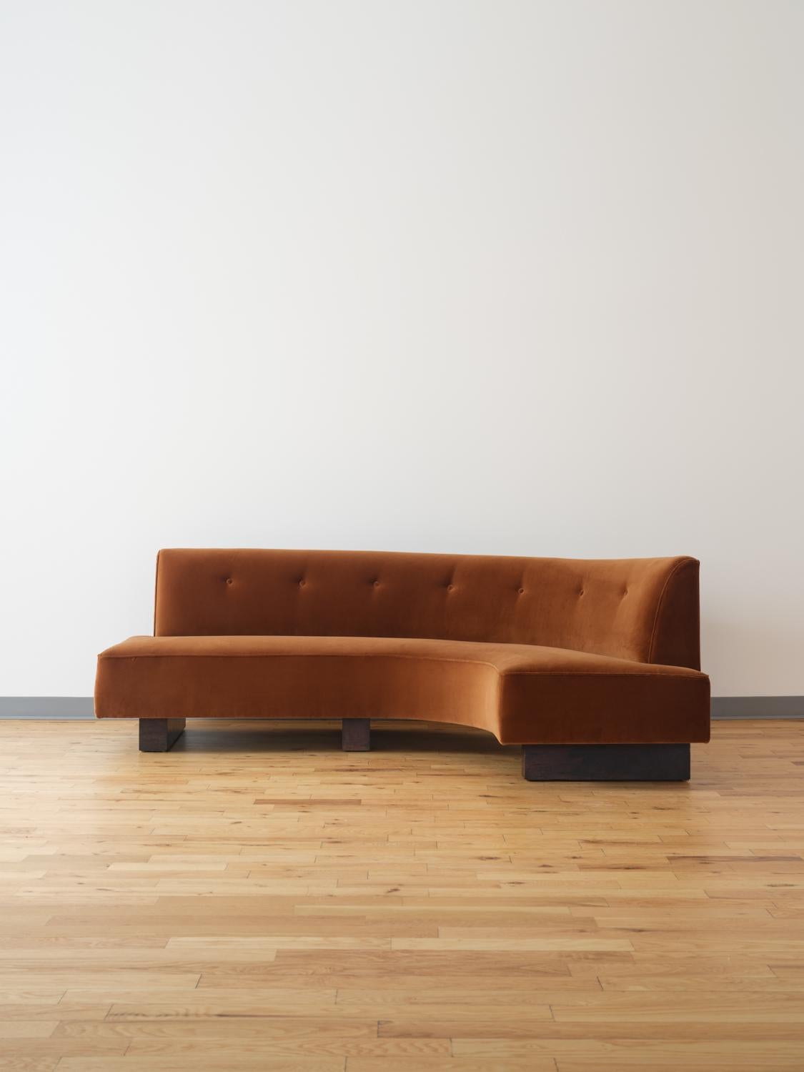 Dieses seltene Sofa ist etwas ganz Besonderes. Es handelt sich um ein einzigartiges Modell aus den 1960er Jahren, das im Privatauftrag hergestellt wurde. Es ist mit einem dichten Palisanderholzsockel ausgestattet und mit edlem Baumwollsamt von Loro