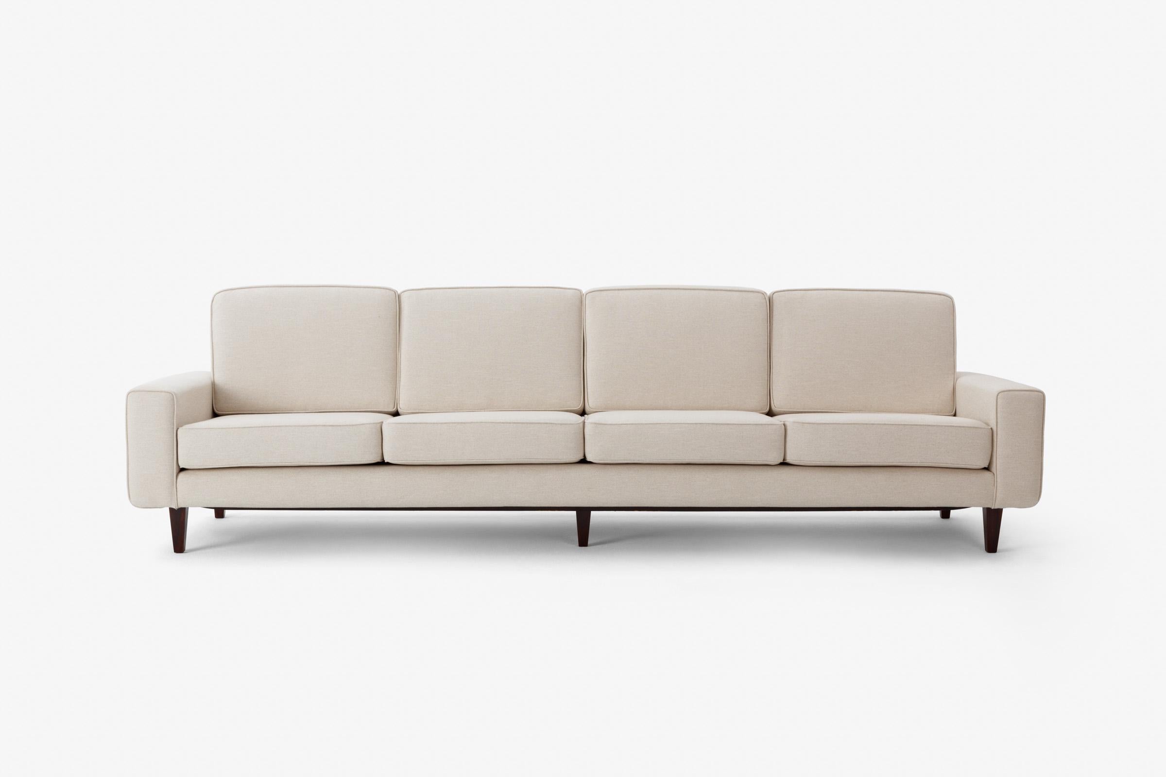 Tissu d'ameublement Canapé de Joaquim Tenreiro, Brésilien moderne du milieu du siècle, années 1960 en vente