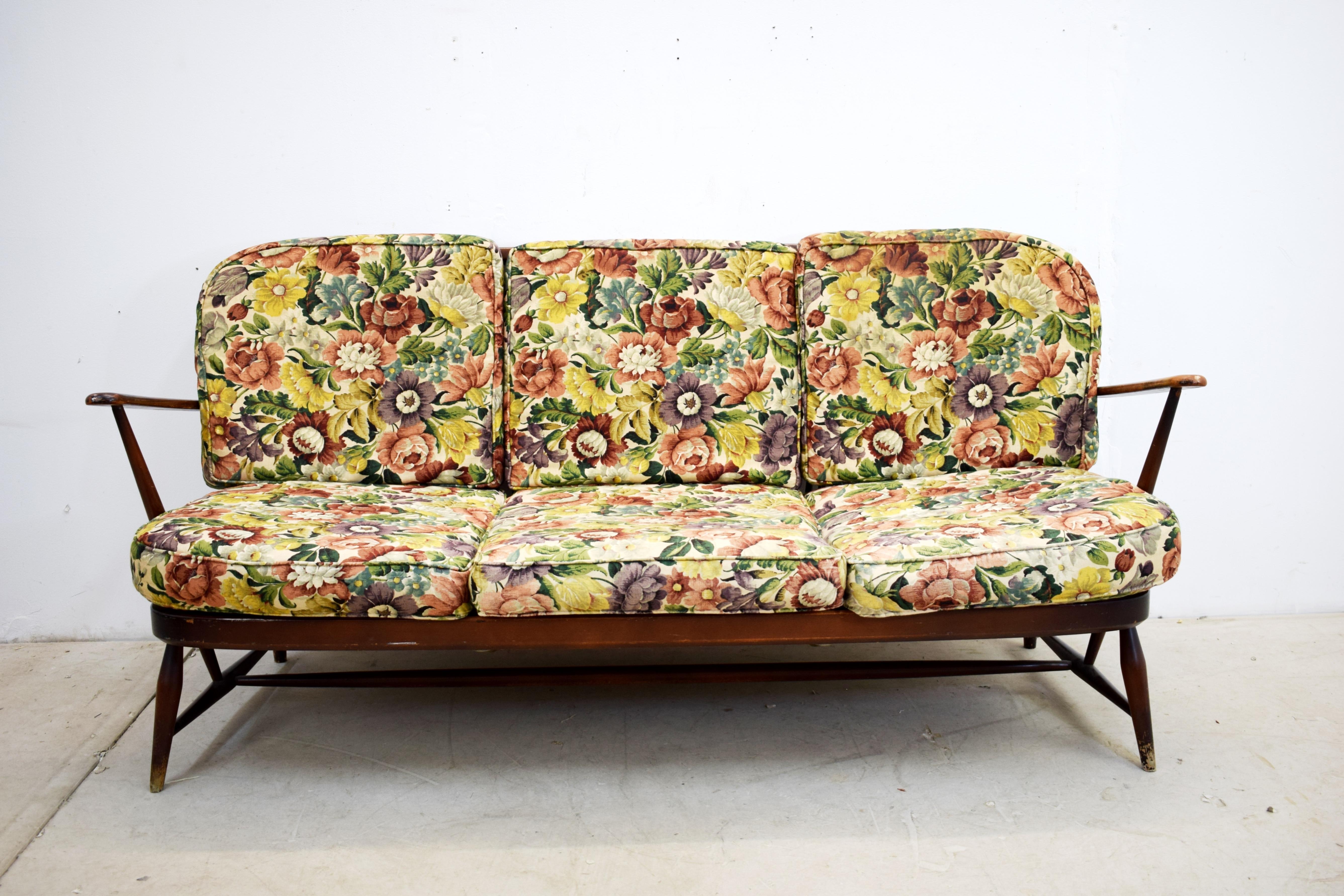 Sofa by Lucian Ercolani, United Kingdom, 1950s.
Dimensions: H= 75 cm; W= 172; D= 65; H S= 38 cm.