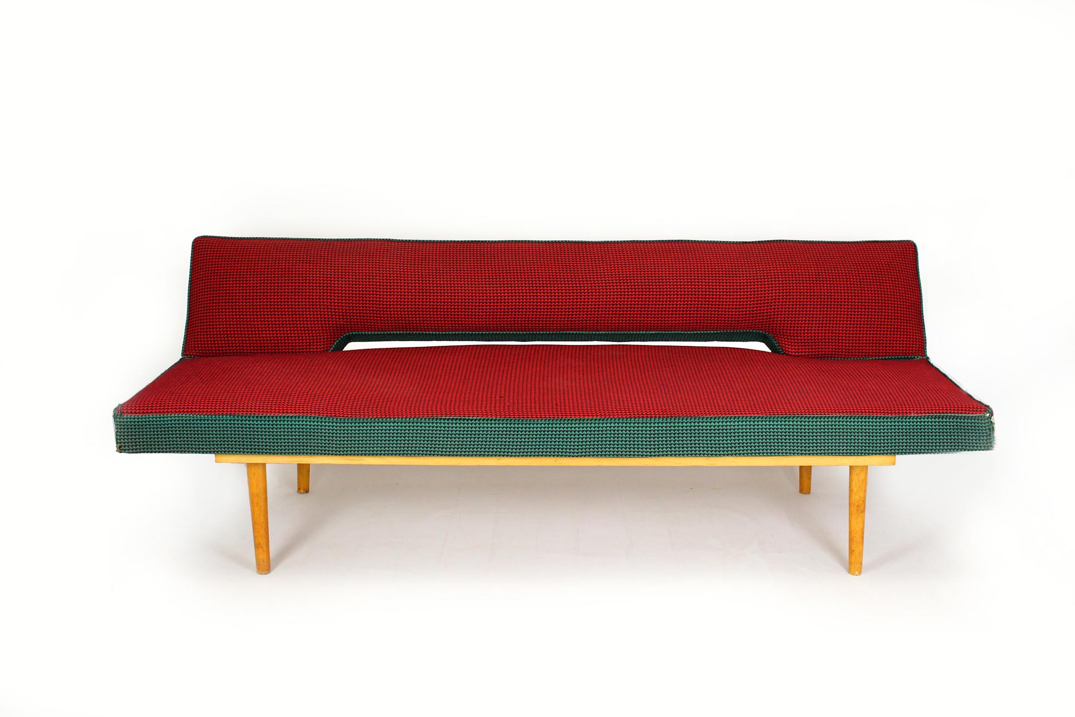 
Sofa/Tagesbett aus der Mitte des Jahrhunderts in einer einfachen, minimalistischen Form.
Entworfen von Miroslav Navratil und 1969 in der Tschechoslowakei hergestellt.
Das Sofa lässt sich leicht zu einem Bett falten.
Es befindet sich in seinem