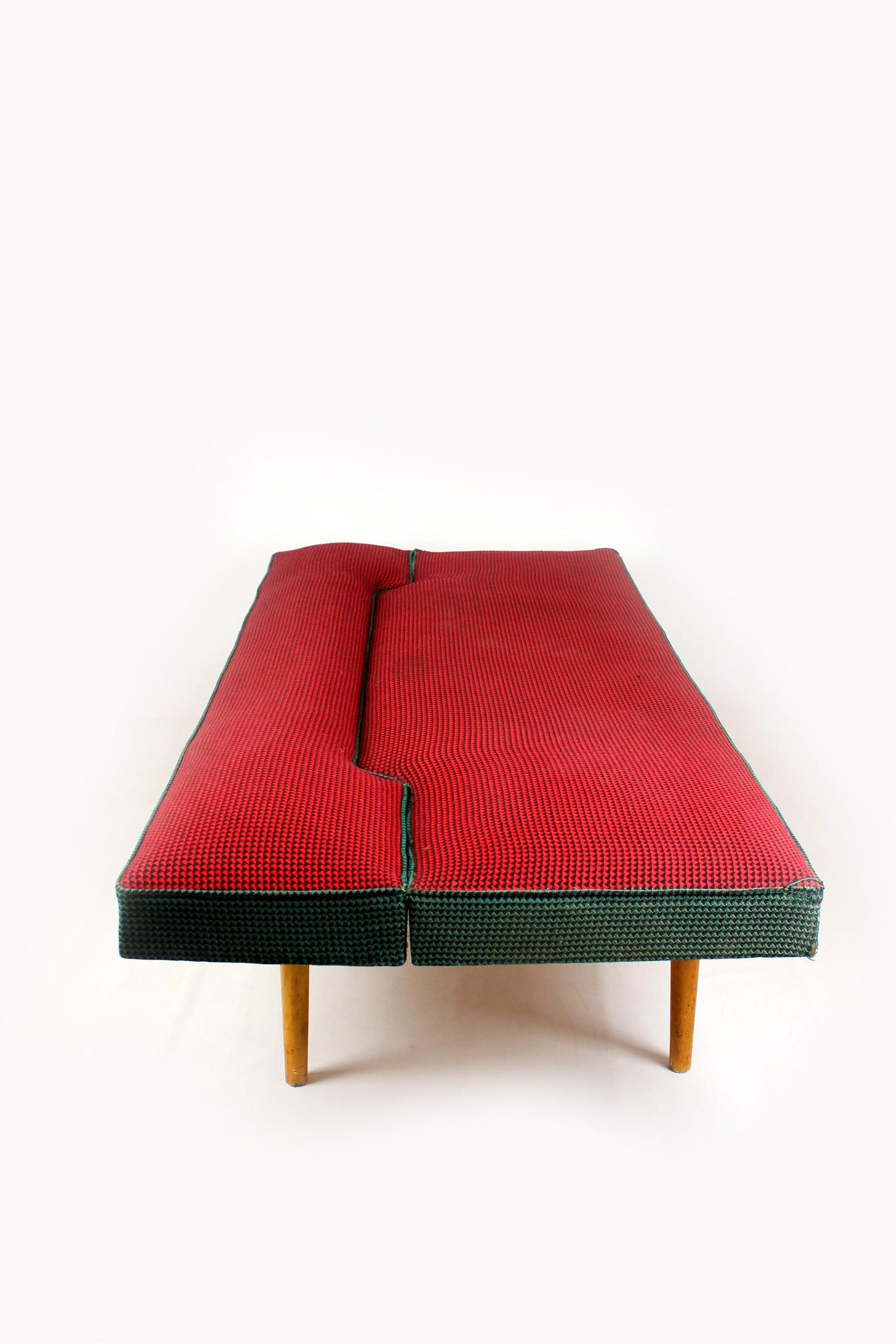 Sofa by Miroslav Navratil for Drevopodnik Brno, 1960s (Moderne der Mitte des Jahrhunderts) im Angebot