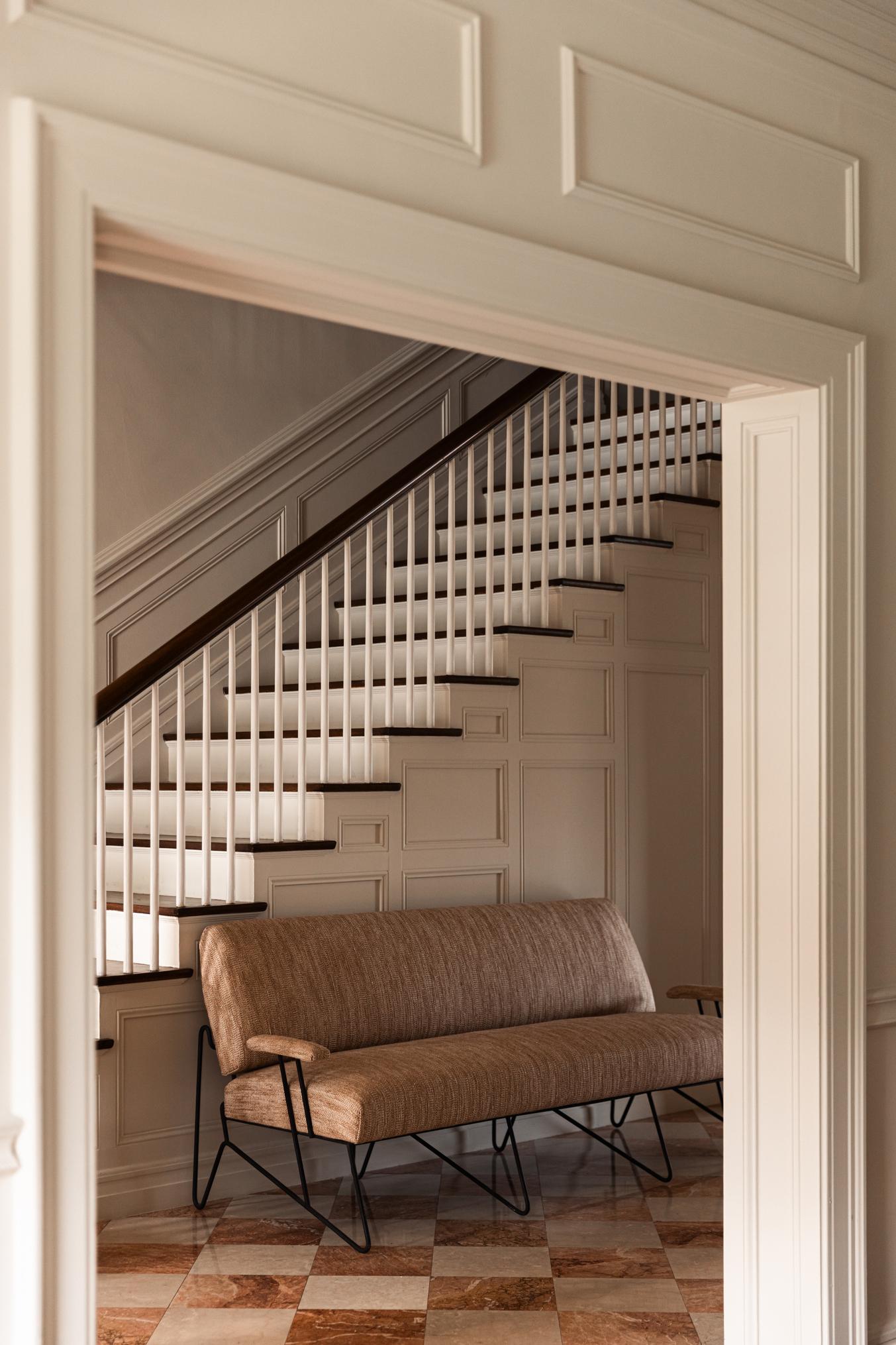 Ce rare canapé des années 1950 de Móveis Giacomelli capture l'élégance utilitaire qui a défini une grande partie de la production moderne du Brésil. Caractérisée par une structure en métal tubulaire et une assise aux contours délicats, cette pièce