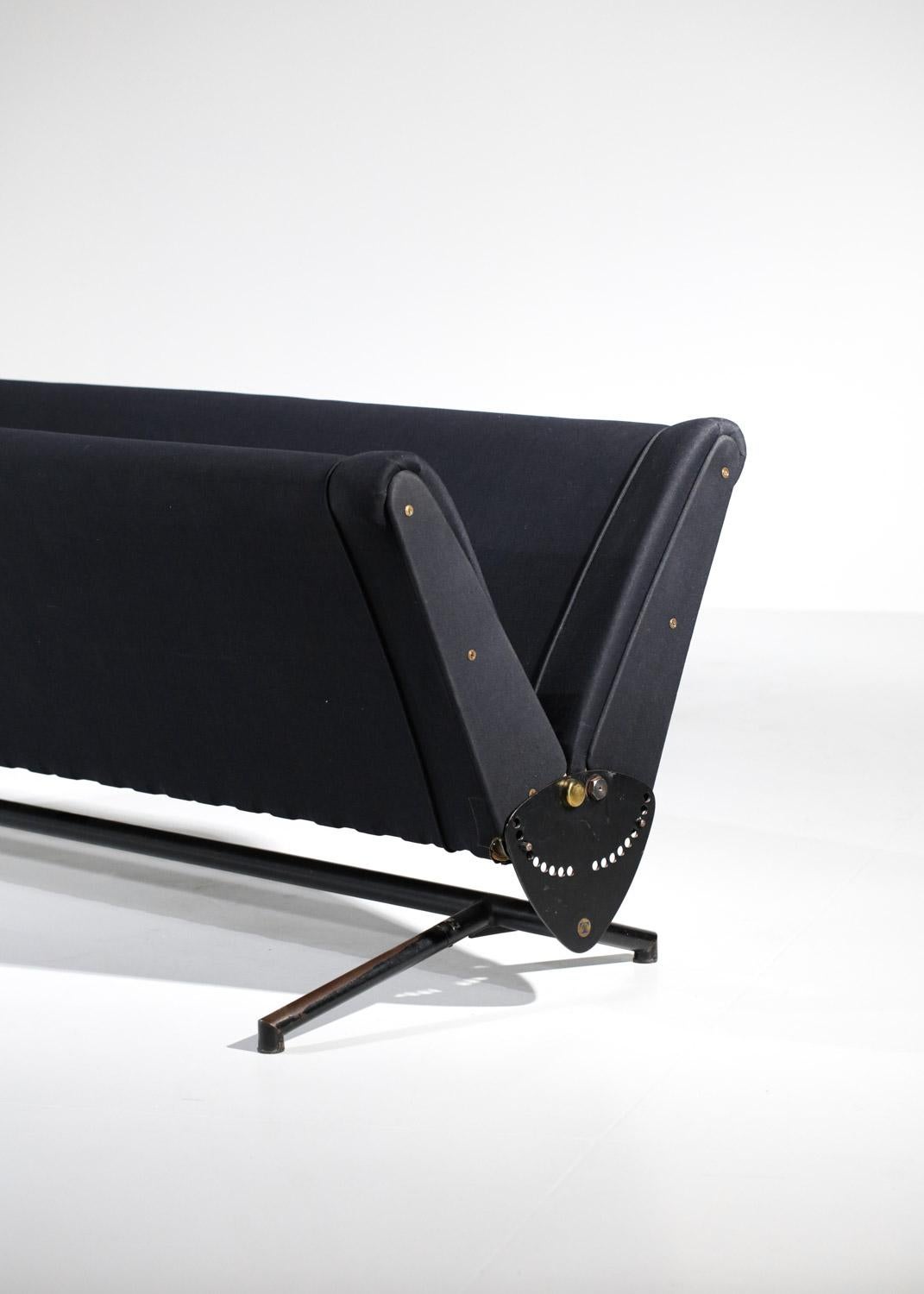Sofa by Osvaldo Borsani Model D70 Italian for Tecno Years 1960 For Sale 3