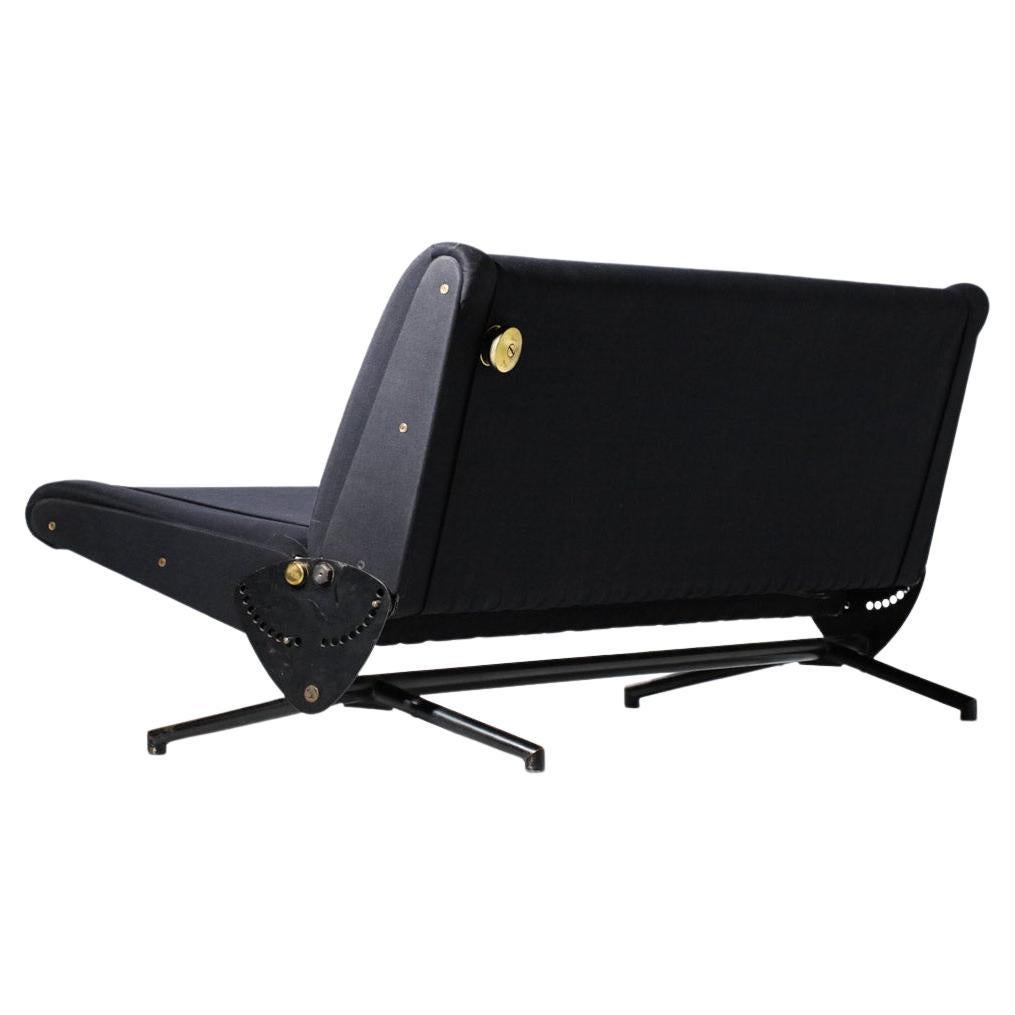Klappsofa Modell D70 des berühmten Designers Osvaldo Borsani, veröffentlicht von Tecno in den 60er Jahren. Schwarz lackierte Metallstruktur und Verstellelemente aus massivem Messing. Sitz mit blauem Stoff bezogen (Originalstoff). Das Sofa kann dank