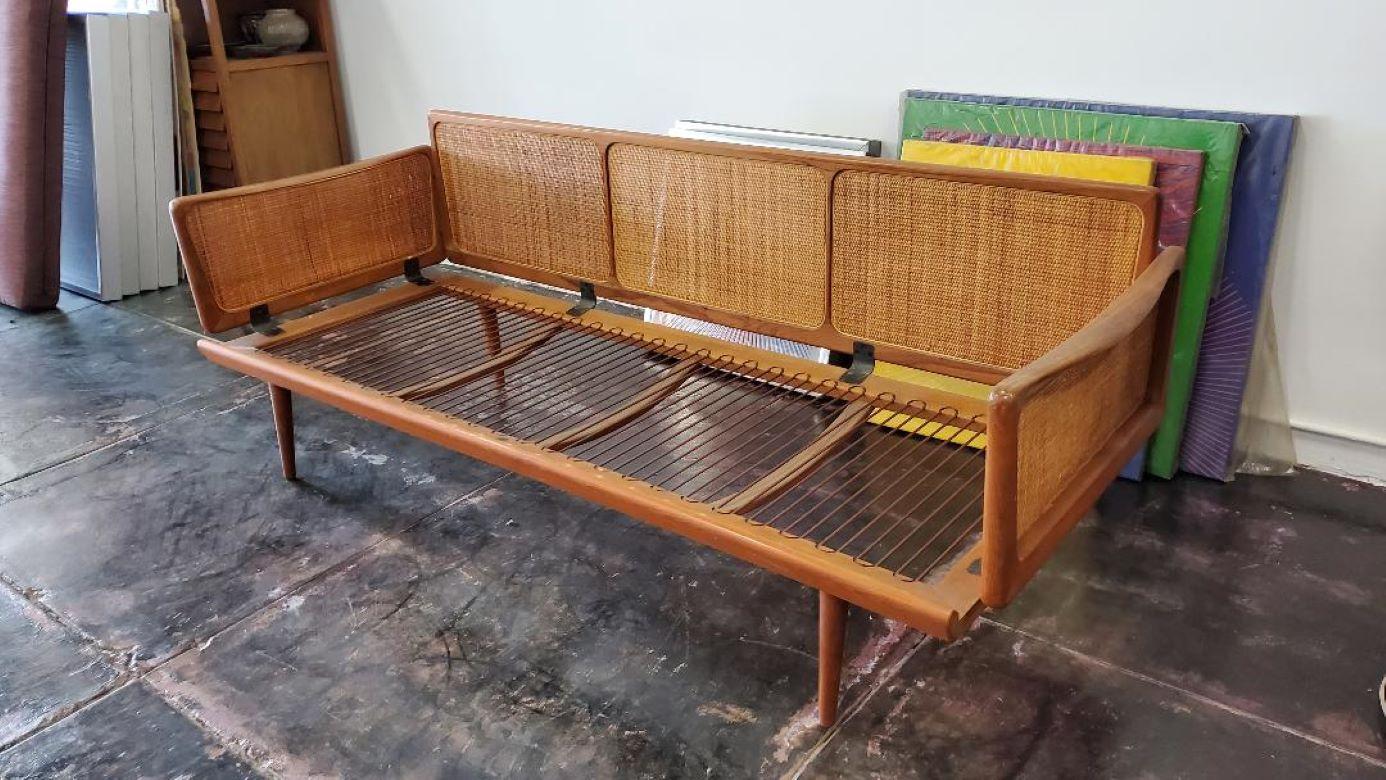 Sofa von Peter Hvidt und Orla Mølgaard-Nielsen für John Stuart Geflochtene Rohrpaneele im Angebot 5