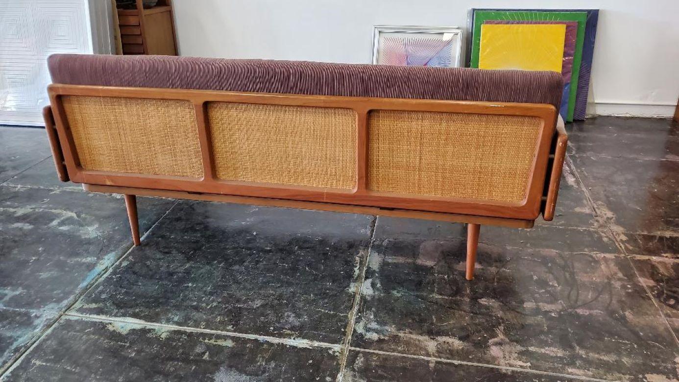Sofa von Peter Hvidt und Orla Mølgaard-Nielsen für John Stuart Geflochtene Rohrpaneele im Zustand „Gut“ im Angebot in Monrovia, CA