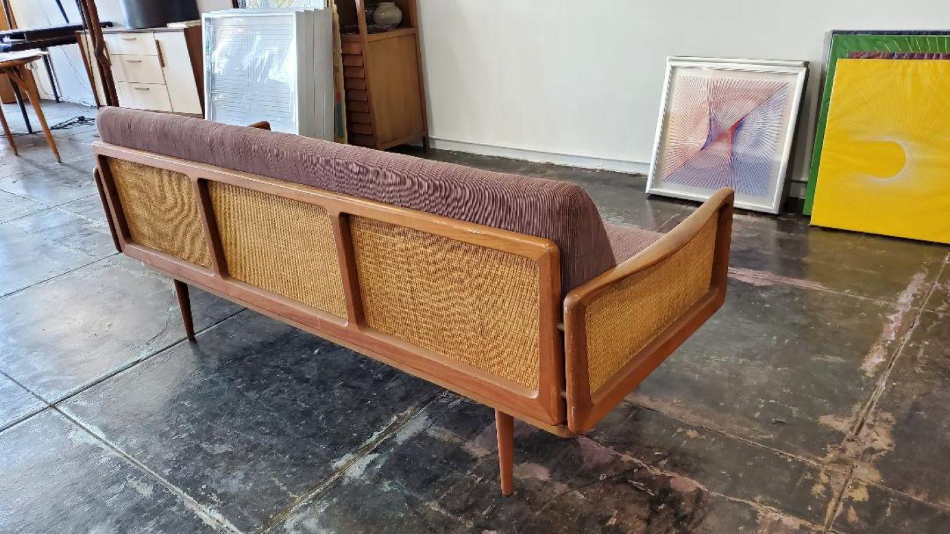 Sofa von Peter Hvidt und Orla Mølgaard-Nielsen für John Stuart Geflochtene Rohrpaneele (20. Jahrhundert) im Angebot