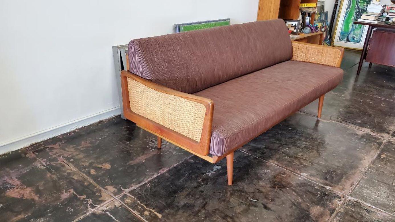 Sofa von Peter Hvidt und Orla Mølgaard-Nielsen für John Stuart Geflochtene Rohrpaneele (Polster) im Angebot