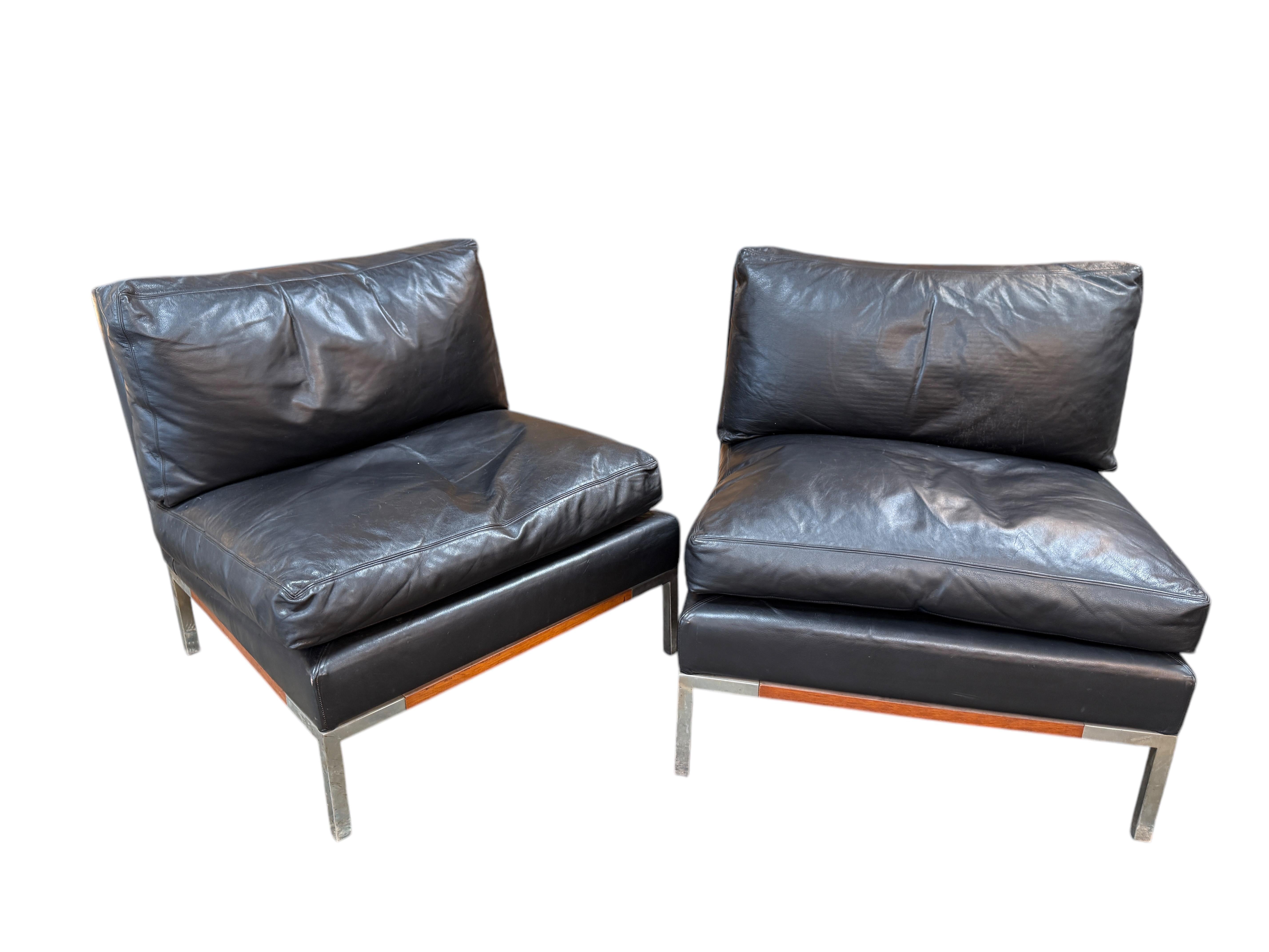 Dieses Pizzetti-Set aus den 1970er Jahren verleiht jedem Wohnbereich eine raffinierte Note. Das Ensemble besteht aus einem eleganten Sofasessel und zwei passenden Lounge-Sesseln, die alle mit luxuriösem schwarzem Leder bezogen sind. Plüschige Sitz-