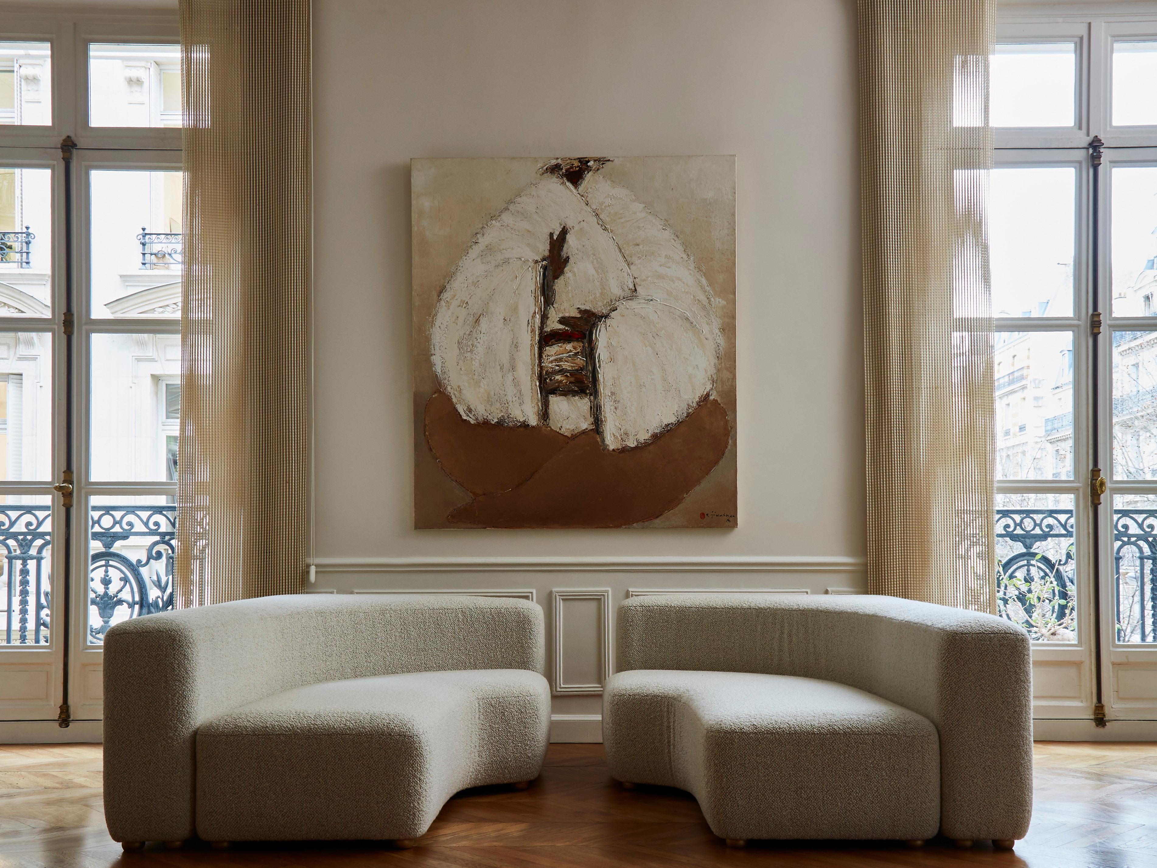 Canapé original en 2 parties tapissé d'un tissu de Pierre Frey.
Création par le Studio Glustin.
 