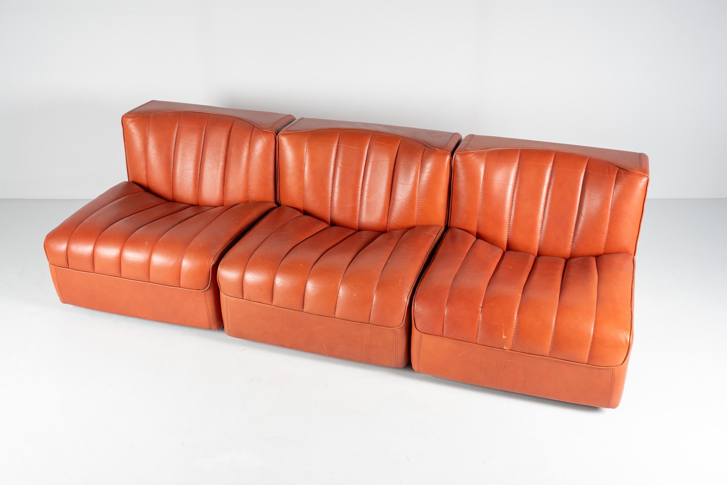 Cet ensemble rare composé de trois fauteuils et de deux éléments d'angle a été conçu par Tito Agnoli pour Arflex. La combinaison de sièges peut être agencée de différentes manières. Les dimensions sont les suivantes :
Trois éléments H. 60 cm  W. 65