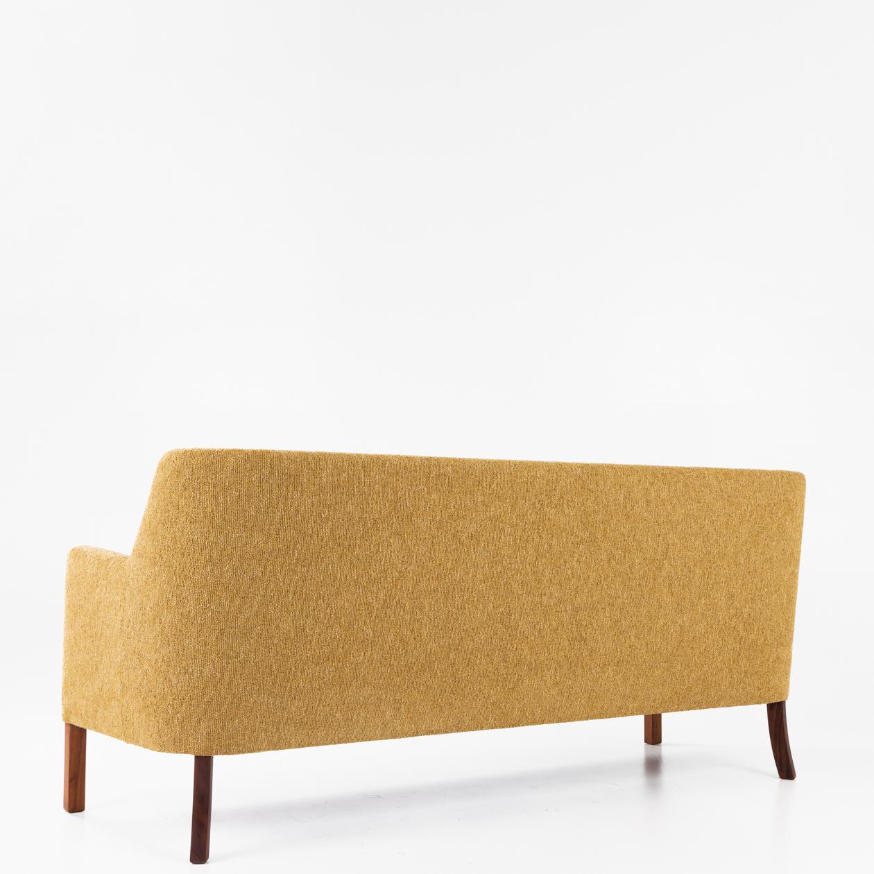 3-Sitzer-Sofa, neu gepolstert mit dem Stoff Moss 022 und Beinen aus Teakholz. Unbekannter Hersteller
