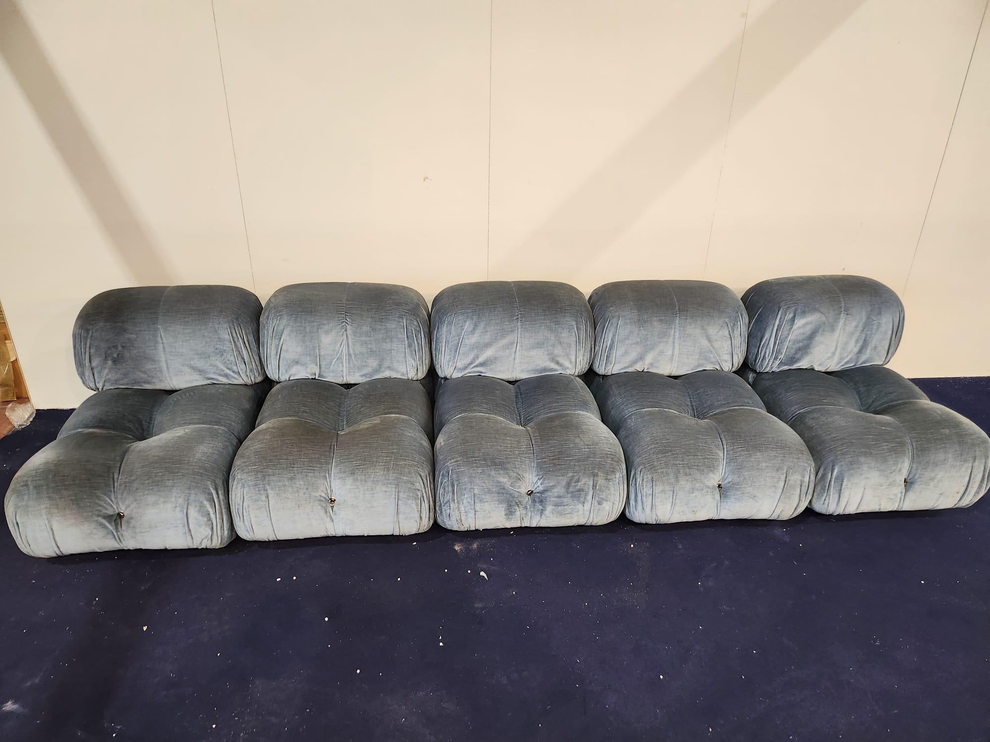 Precioso sofá Camaleonda de Mario Bellini para B&B en terciopelo azul.
El sofá consta de 5 módulos con respaldo. El tapizado es de terciopelo azul. Cada módulo se une al otro mediante anillos metálicos.

