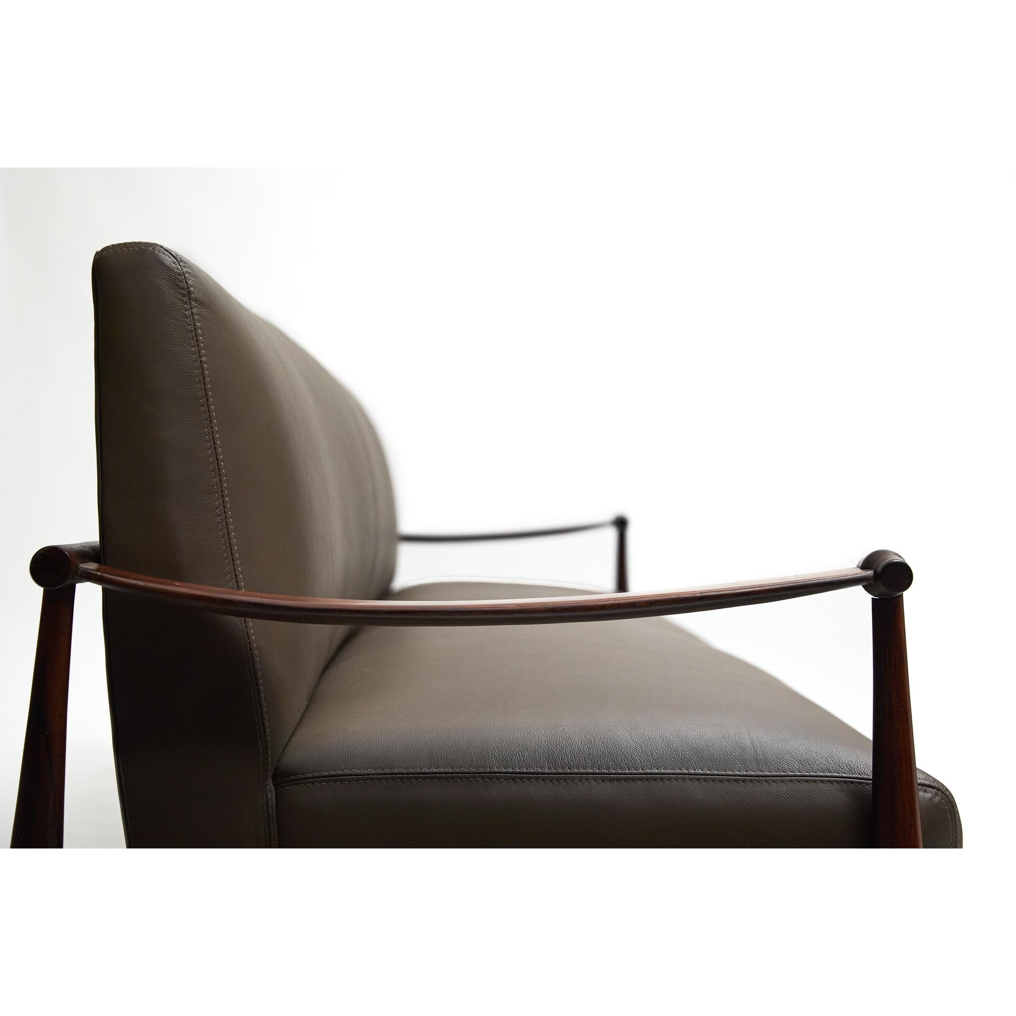 Brazilian Modern Sofa in Hardwood &Brown Leather by Liceu De Artes 1960 4