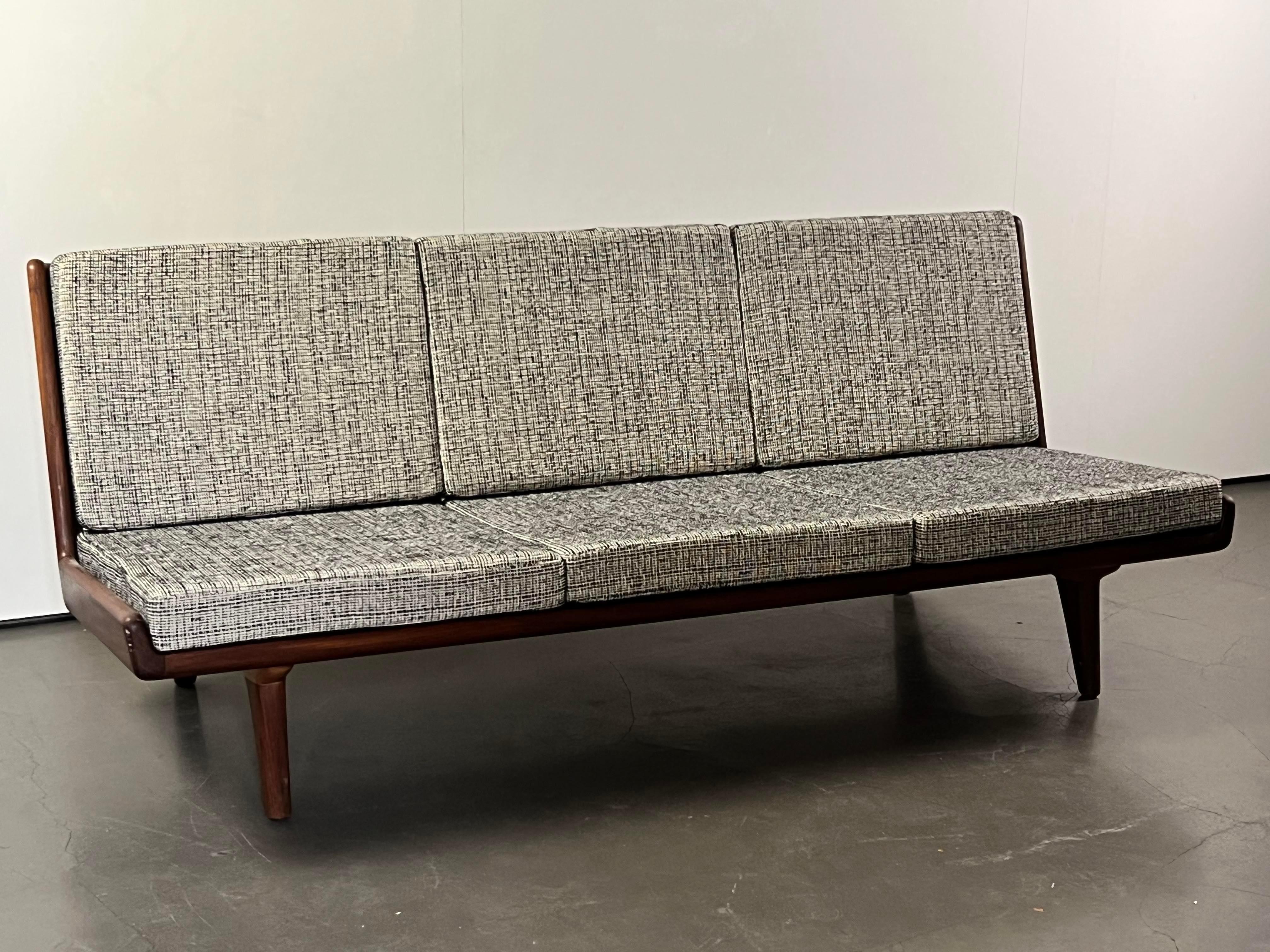 Sofa Carl Gustaf Hiort af Ornäs, for Puunveisto Oy In Good Condition For Sale In Paris, FR