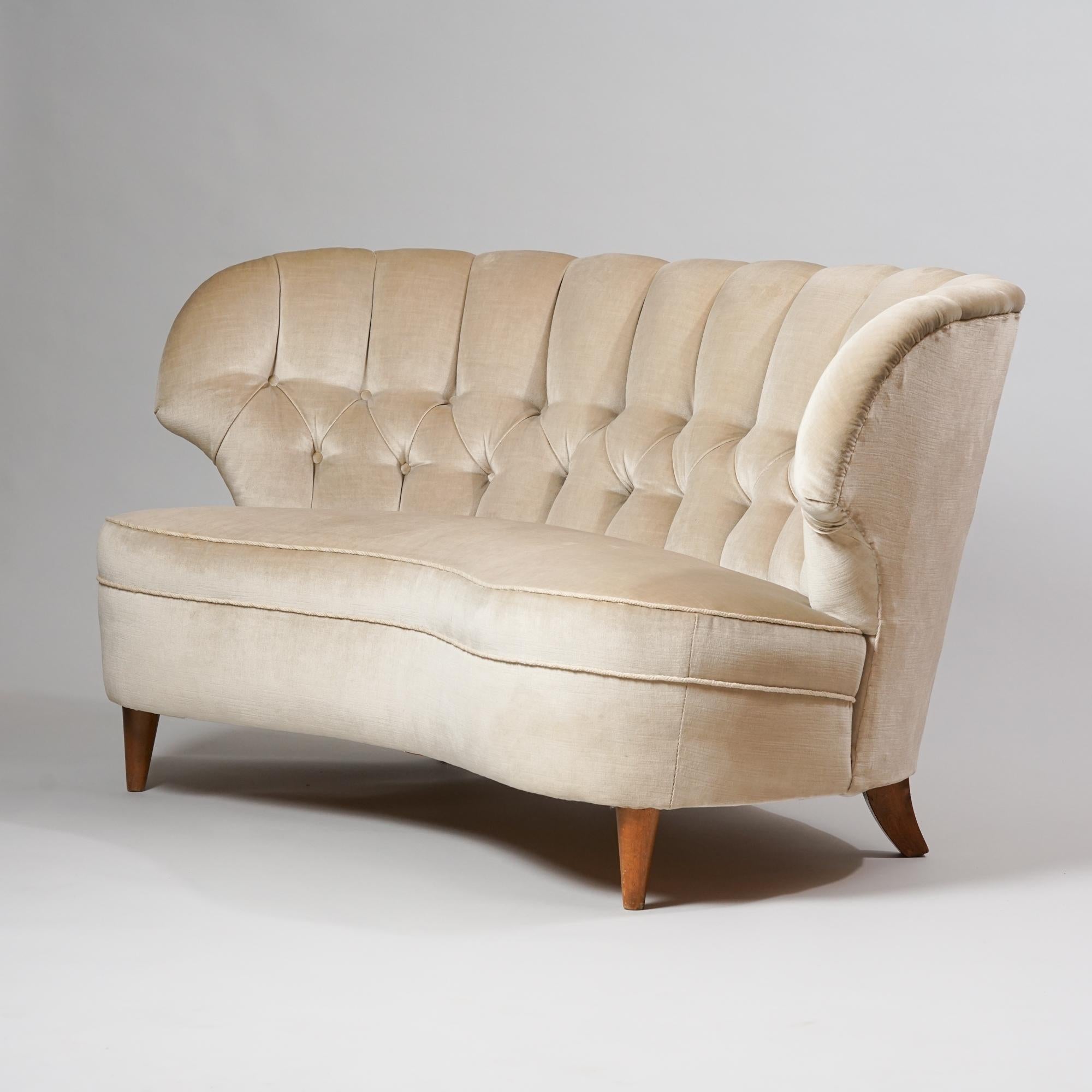 Sofa von Carl-Johan Boman aus den 1940er Jahren. Rahmen und Beine aus Birke, originaler Stoffbezug. Guter Vintage-Zustand, Patina und Abnutzung im Einklang mit Alter und Gebrauch.
