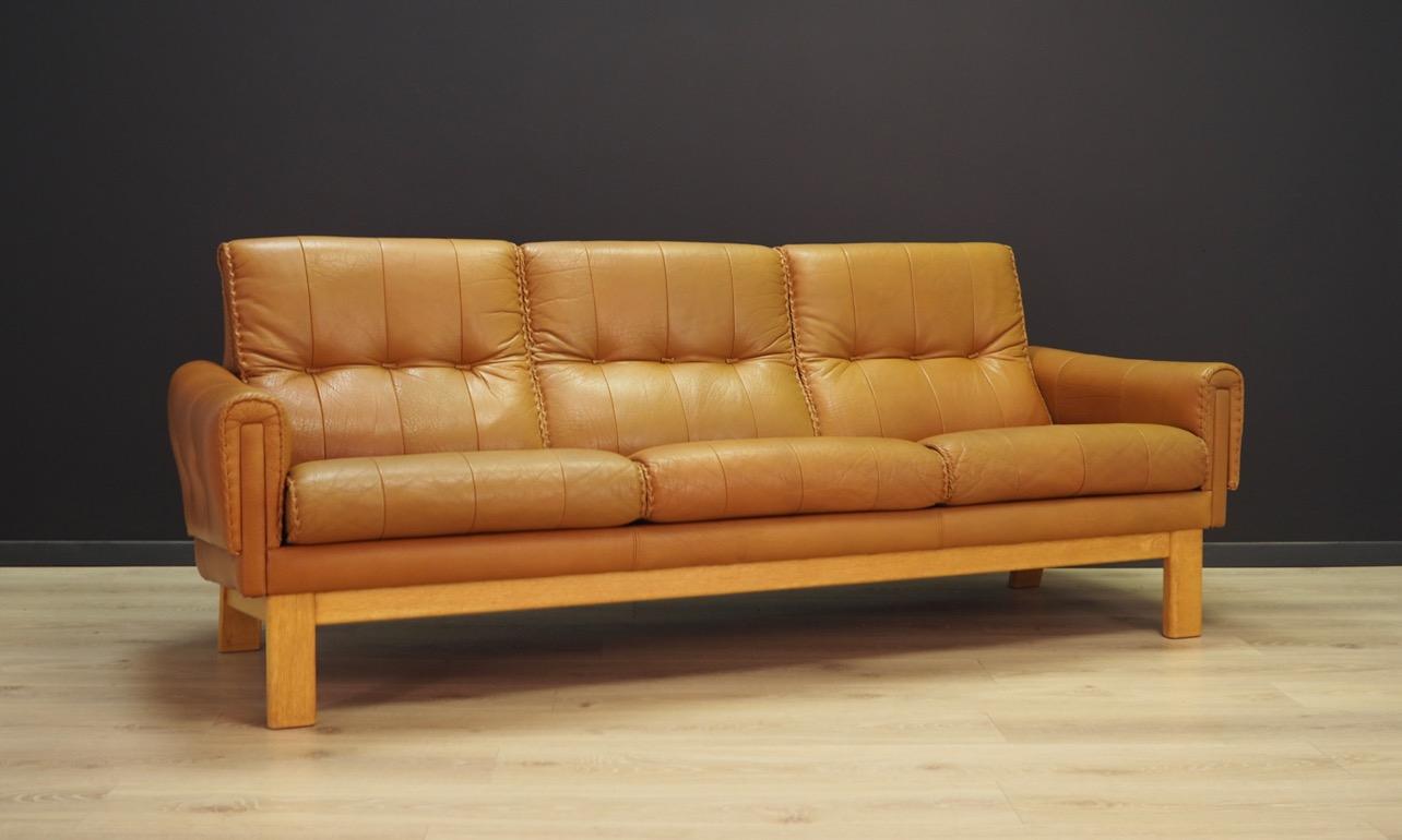 Sofa from the 1960s-1970s, beautiful, minimalistic design. Item upholstered with an original, natural brown leather. Legs made of solid oak. Sofa in good condition (minor scratches and abrasions) - directly for use.

Dimensions: Height 78 cm,