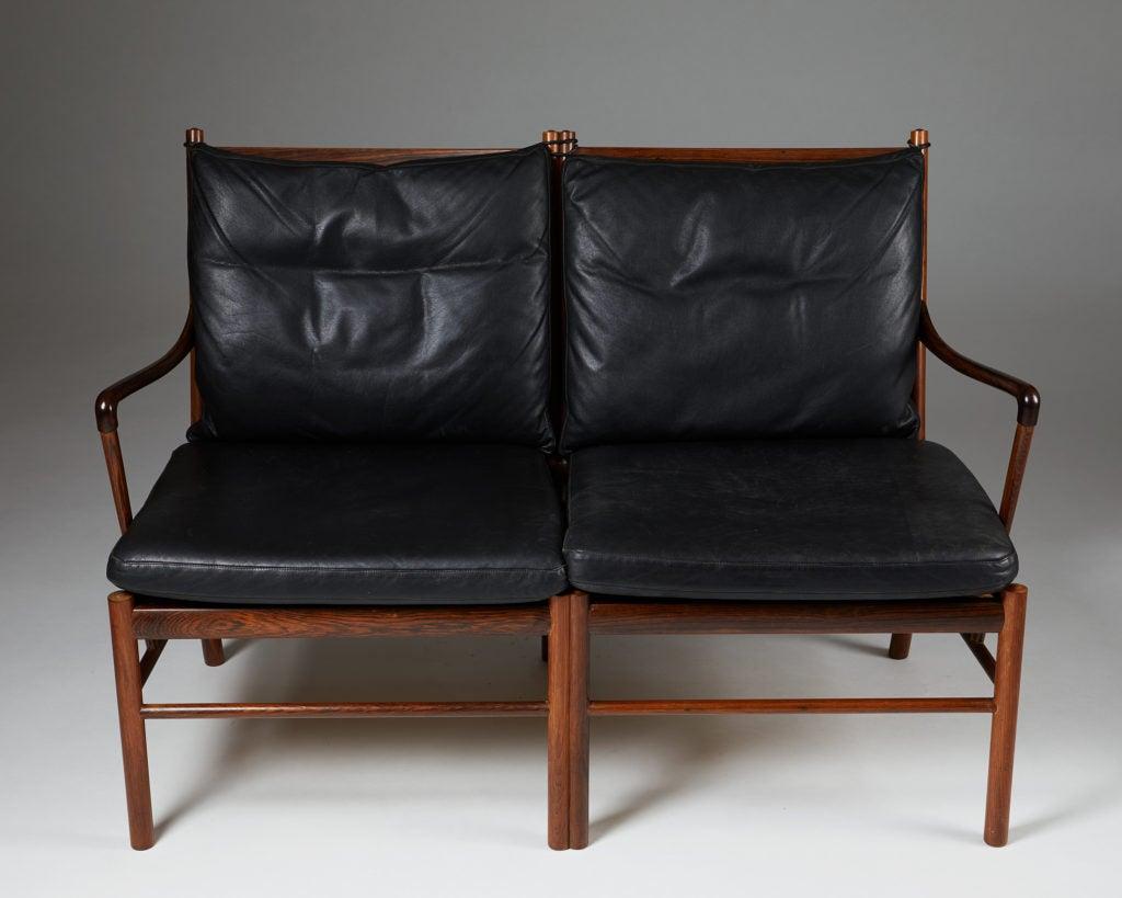 Sofa 'Colonial', entworfen von Ole Wanscher für P. Jeppesen,
Dänemark, 1960er Jahre.

Brasilianisches Palisanderholz und schwarzes Leder.

Abmessungen: 
H: 60 cm/ 1' 11 5/8