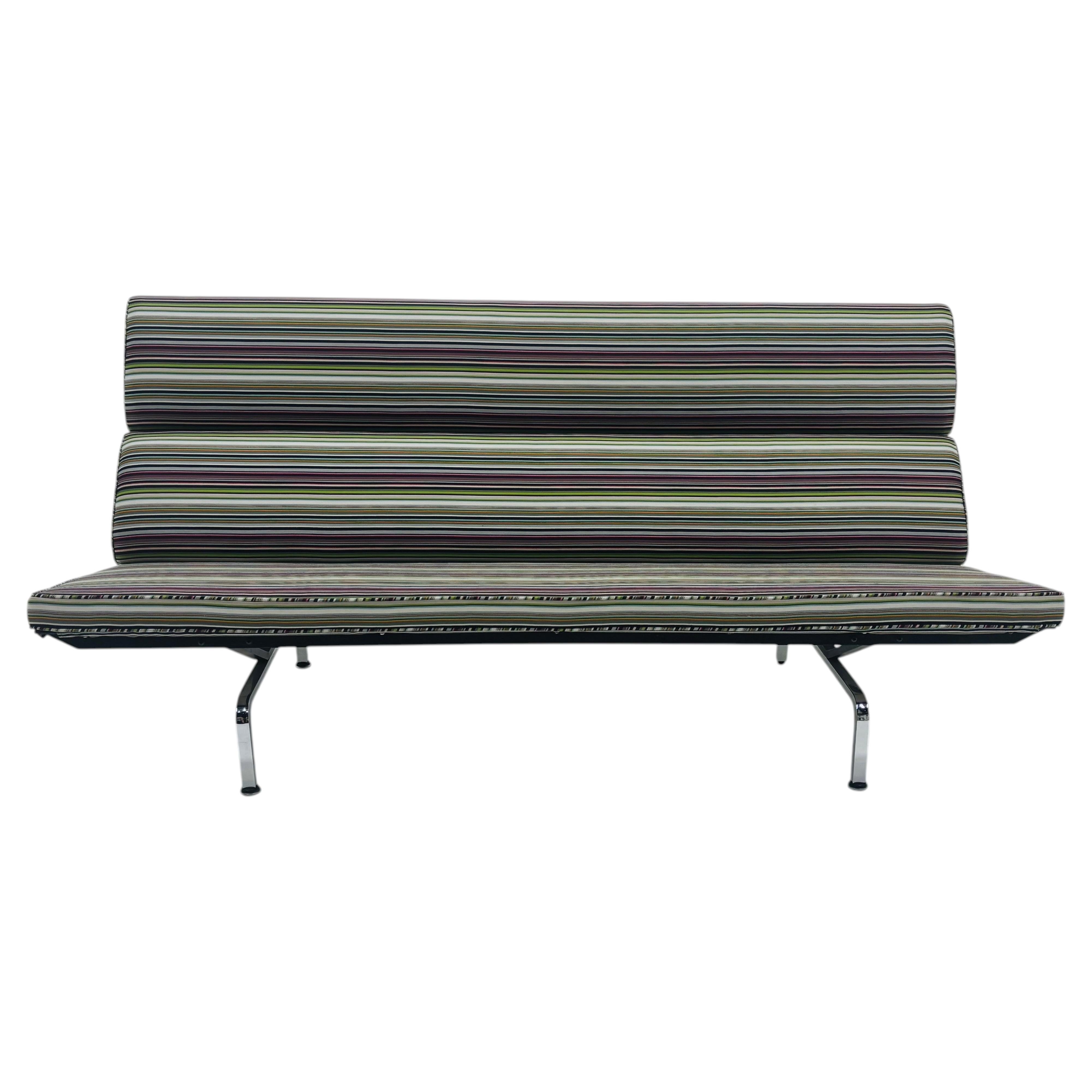 Divano Compact di Charles and Ray Eames per Herman Miller. Nuova Fabrice Paul Smith