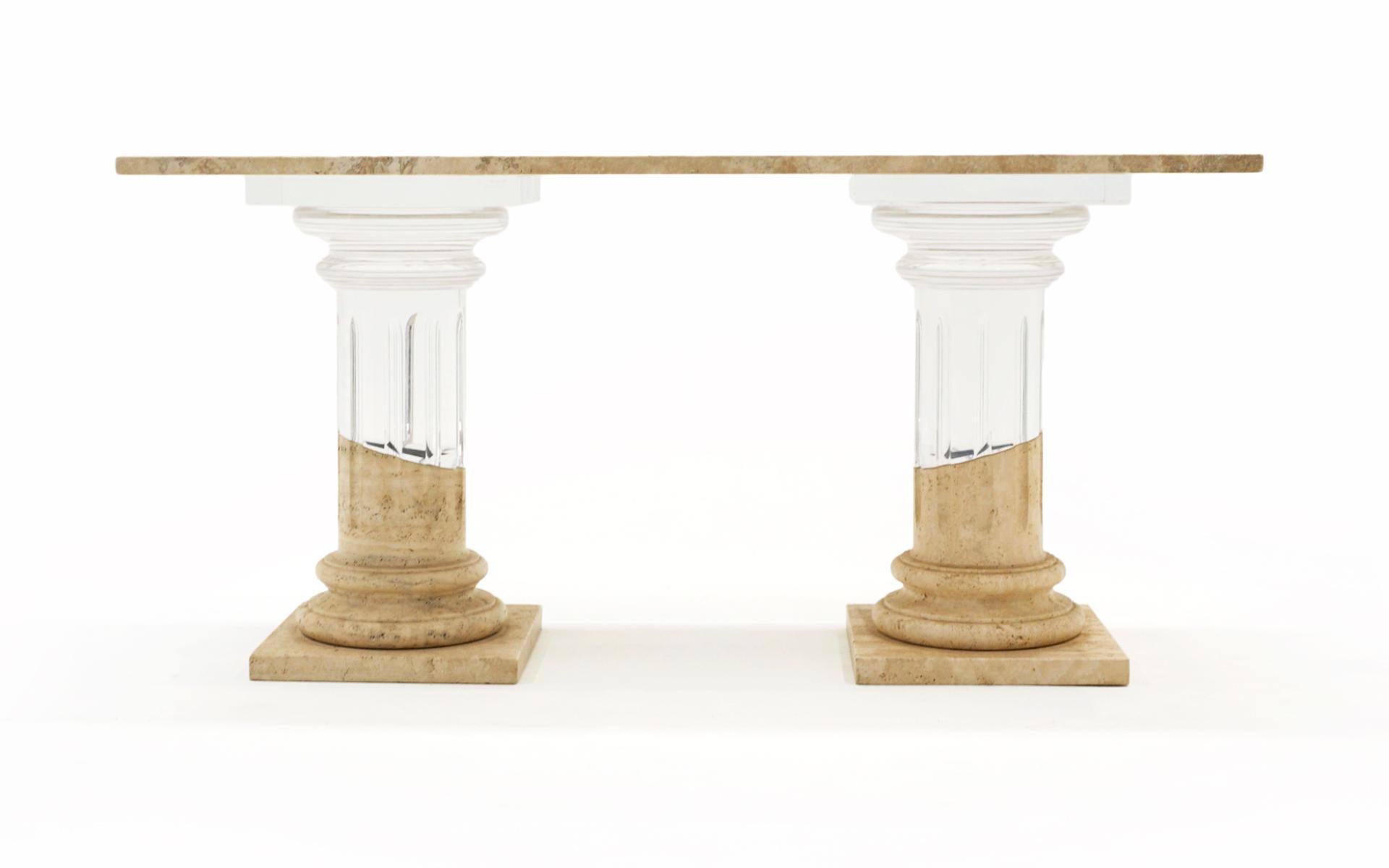 Atemberaubende Konsole / Sofa Tisch in Lucite / Acryl und Travertin.  Die Stützen sind im Stil korinthischer Säulen gehalten, wobei der untere Teil aus massivem Travertin und der obere Teil aus massivem Acryl besteht.   Das Acryl verbindet sich mit
