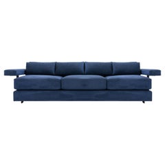 Divano contemporaneo con imbottitura in piuma d'oca, classico e moderno con dettagli in acciaio intagliato a mano