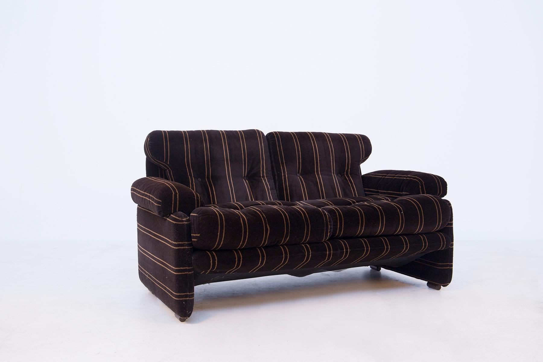 Coronado sofa designed by Tobia Scarpa.
The sofa has an original B&B Italia label under its cushions. Italy 1970.
The fabric of the Coronado sofa is original of the time in brown corduroy. Inside there is an original label.
Coronado Sofa is a two