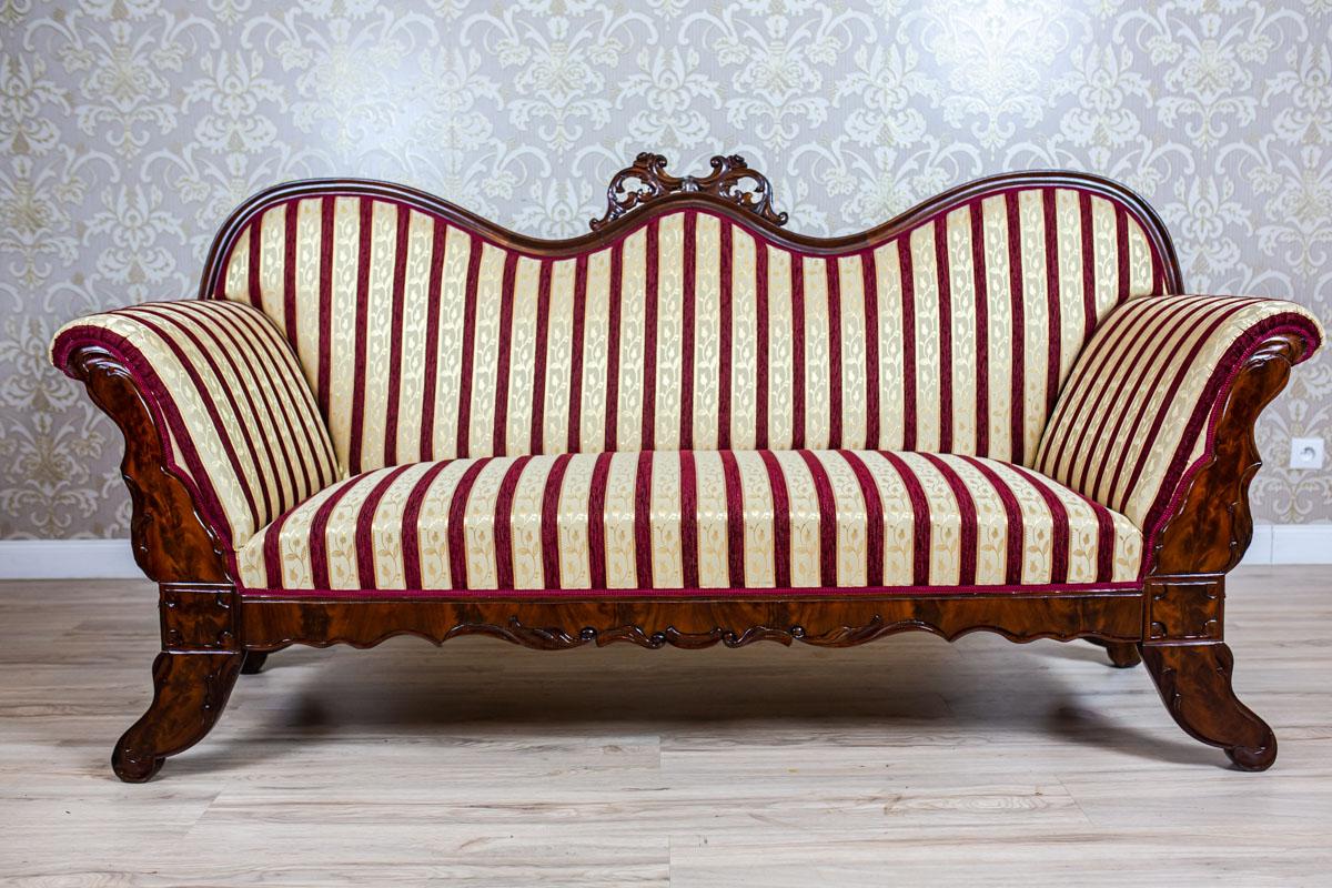 We present you a triple mahogany sofa in the Biedermeier type.
All is dated Q1 of the 20th century.
The legs and armrests are rolled outwards.
Furthermore, the sofa backrest has wavy profile.
There is an openwork, carved crest in its