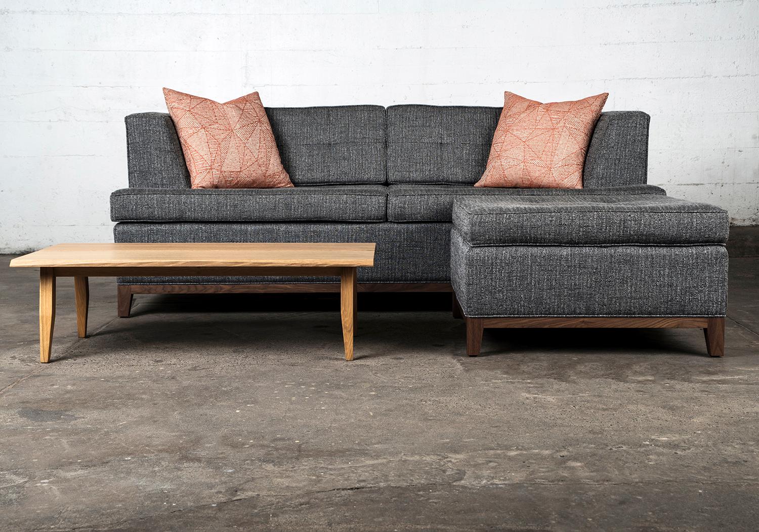 Sofa, Couch, Mid-Century Modern-Stil, maßgefertigt, Polsterung, Hartholz, Semigood  (Handgefertigt) im Angebot