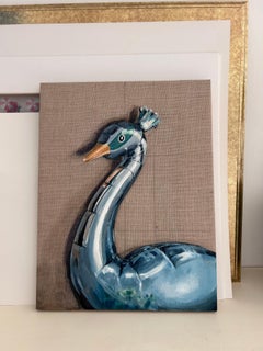 Figura de pavo real hinchable plateada y verde sobre lienzo de lino crudo, Dama Phasi 2