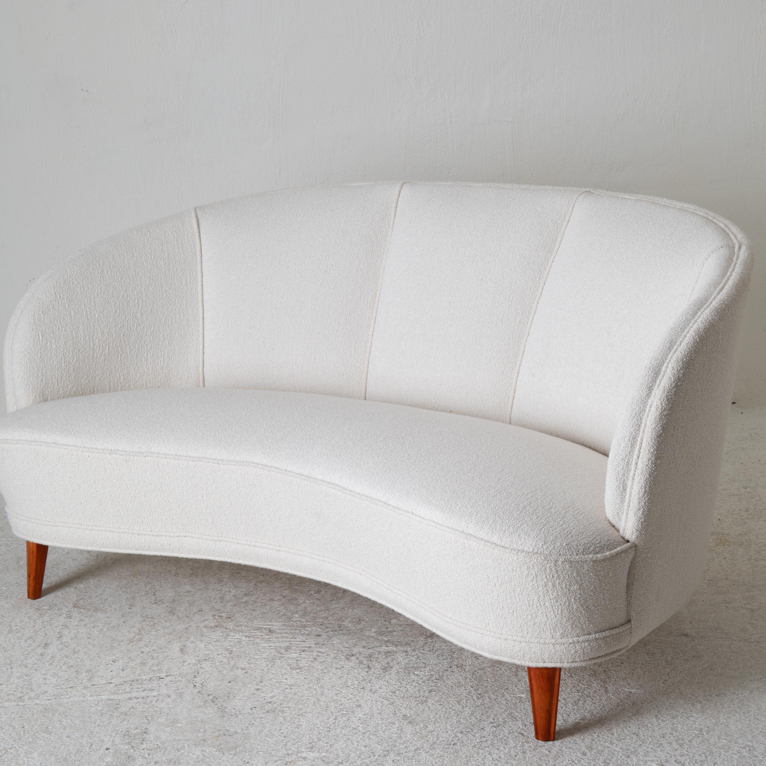 Sofa curved Swedish 20th century white, Sweden. A curved sofa made during the midcentury in Sweden. Upholstered in a white boucle fabric with piping details.

 