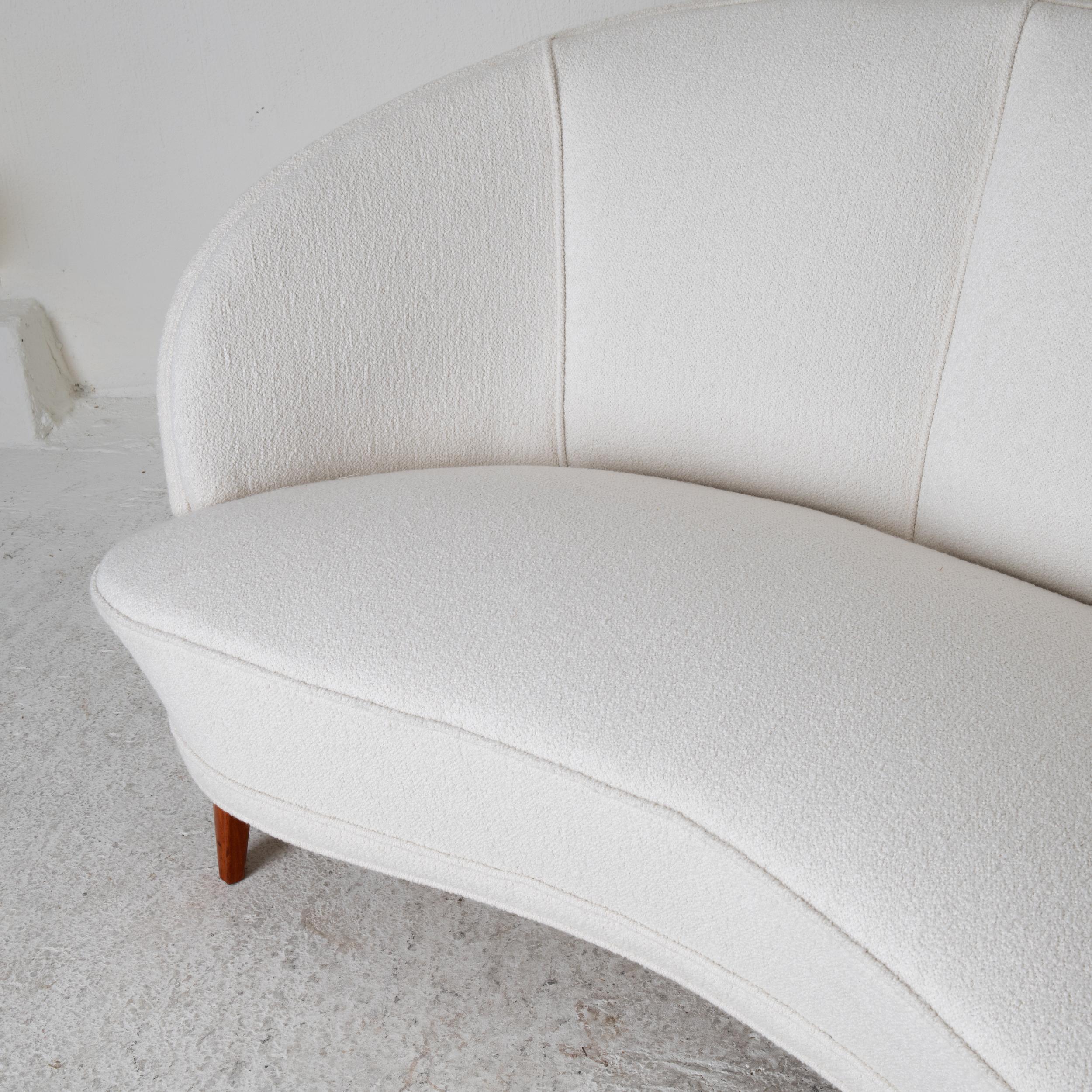 Sofa Curved Swedish 20th Century White, Sweden In Good Condition In New York, NY