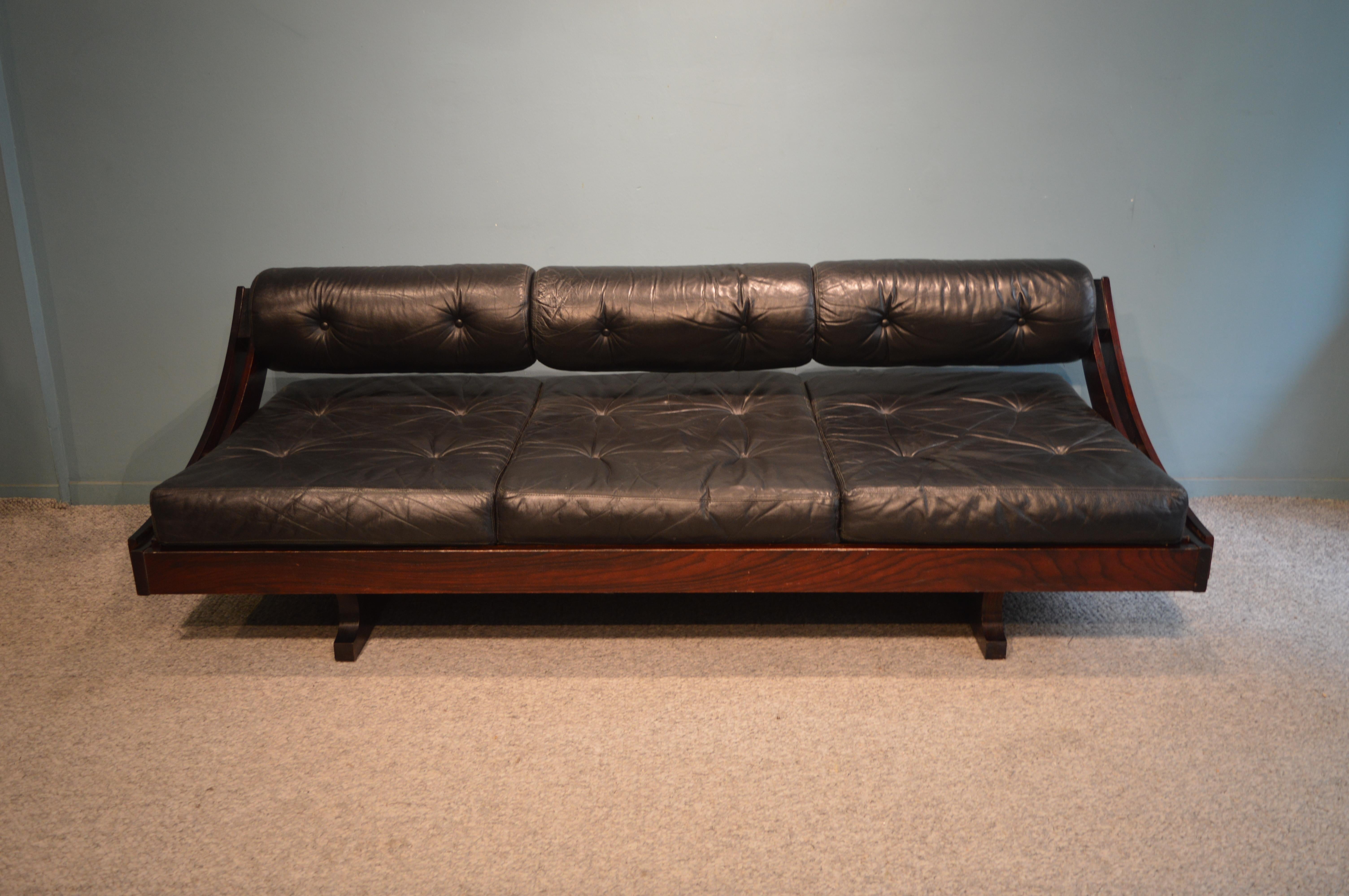 Sofa daybed by Gianni Songia for Sormani.
Italian work, circa 1970.
Rosewood and leather.
Very comfortable.