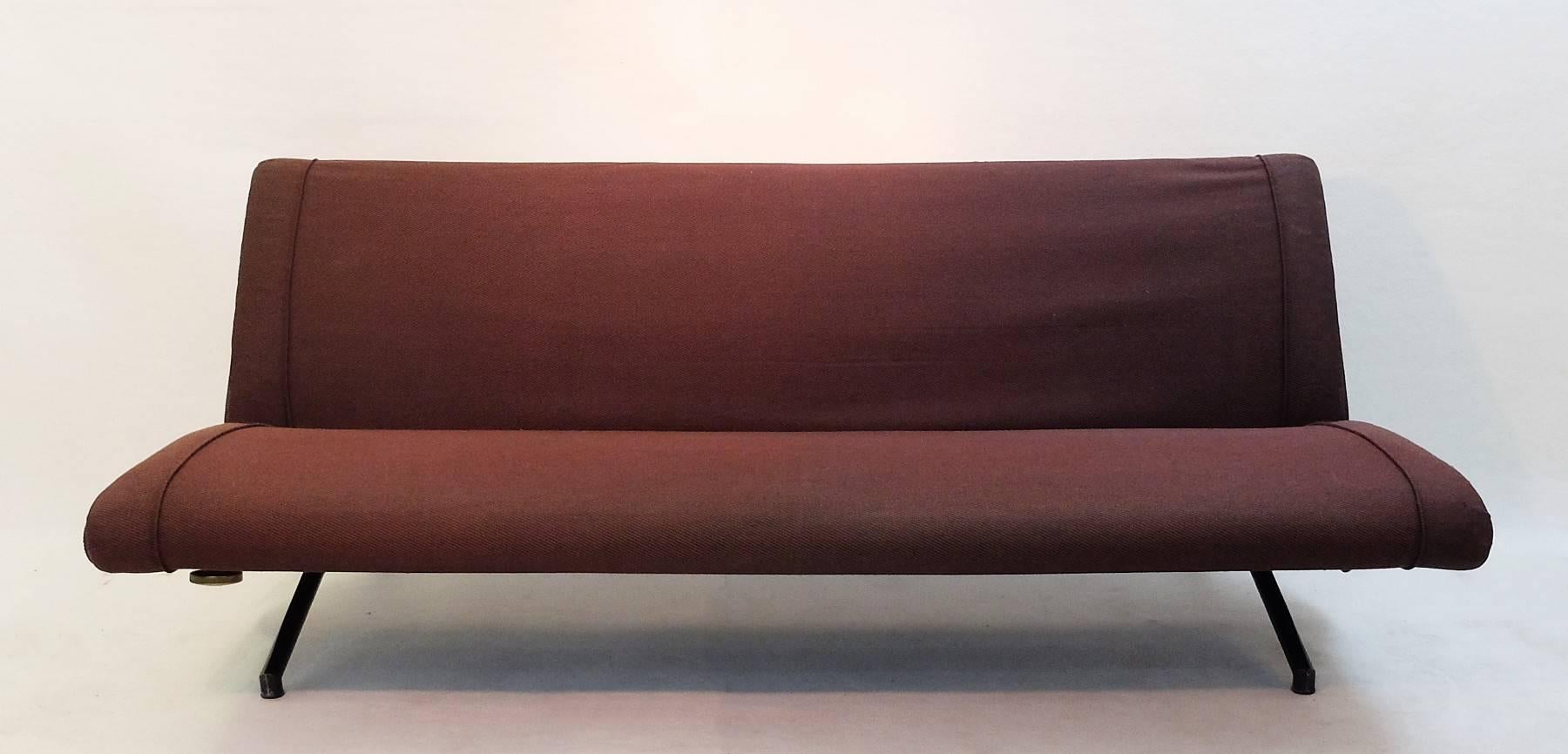 Sofa daybed D70 designed by Osvaldo Borsani for Tecno, original brown ribbed upholstery.