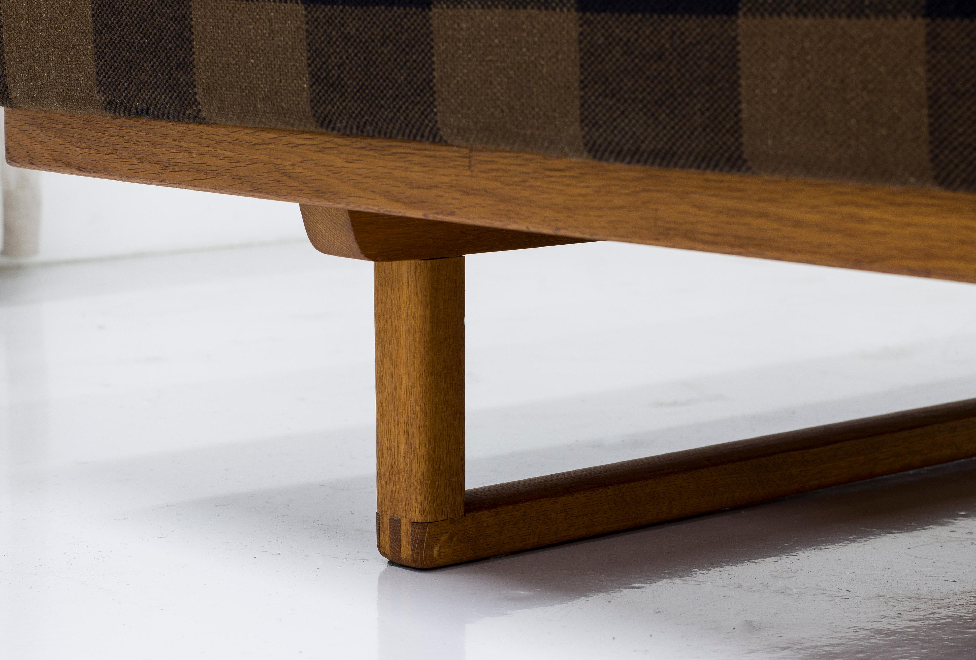 Sofa/daybed in oak and checkered original fabric by Børge Mogensen & Lis Ahlman For Sale 4