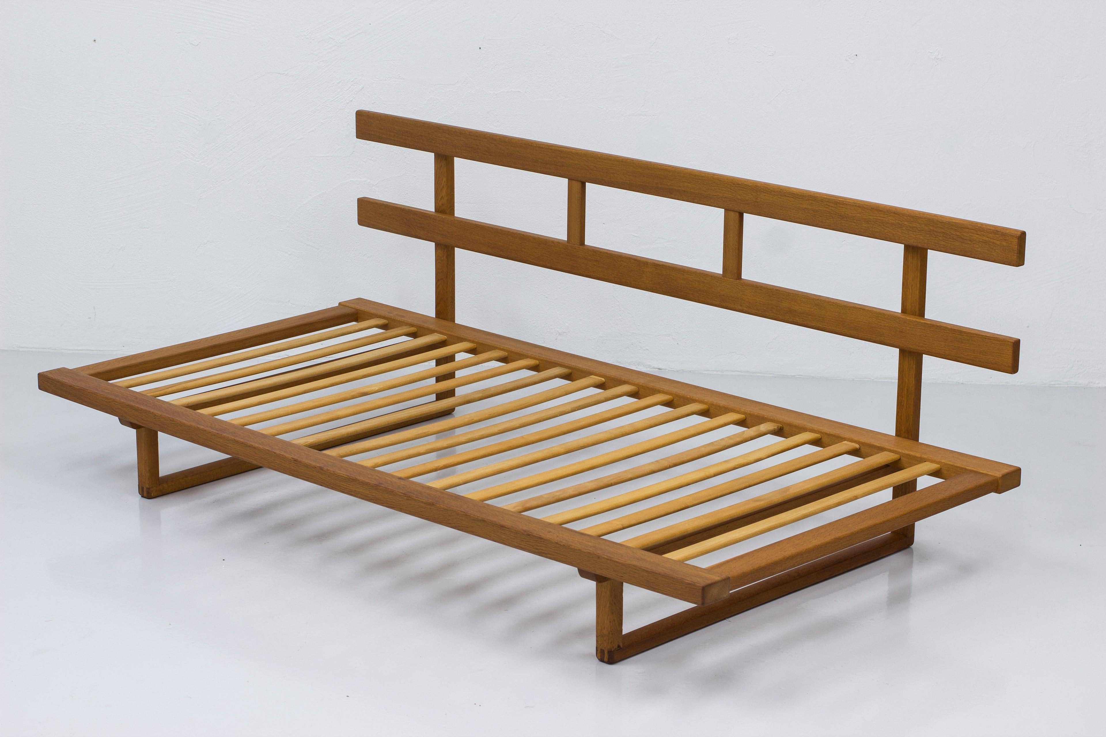 Sofa/daybed in oak and checkered original fabric by Børge Mogensen & Lis Ahlman For Sale 6