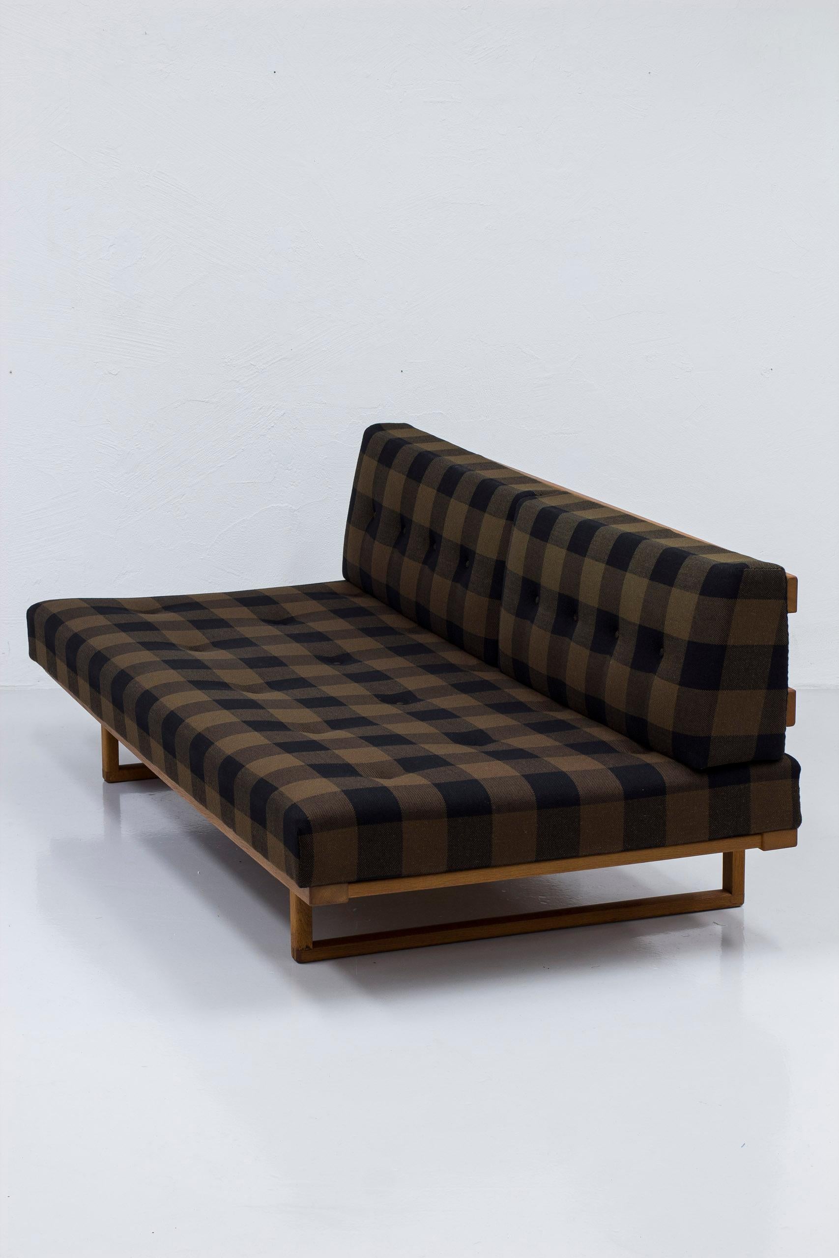 Canapé/lit de repos modèle 4312 conçu par Børge Mogensen et produit par Fredericia Stolefabrik au Danemark dans les années 1960. Cadre en chêne et frêne massif avec quincaillerie en laiton, matelas à ressorts et coussins d'origine. Le lit de jour a