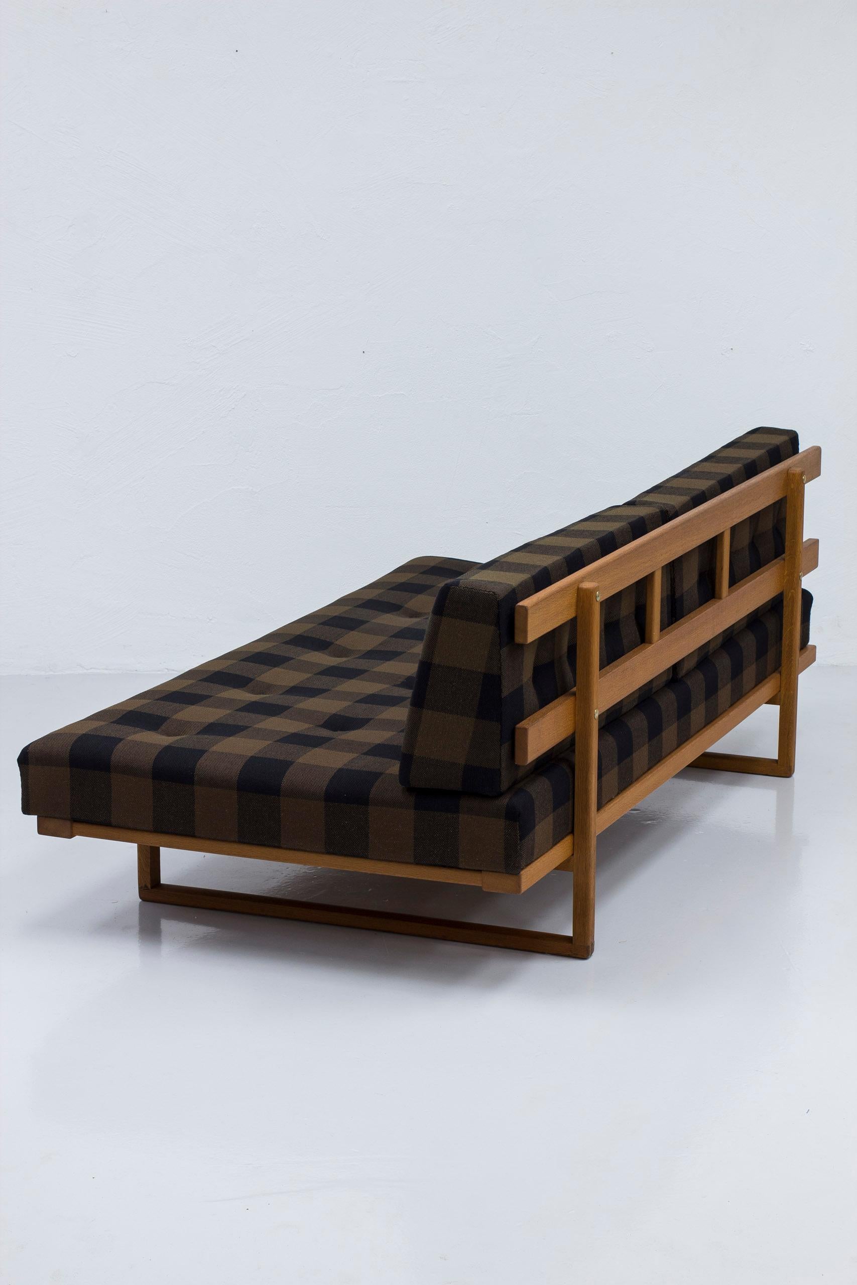 Scandinavian Modern Sofa/daybed in oak and checkered original fabric by Børge Mogensen & Lis Ahlman For Sale