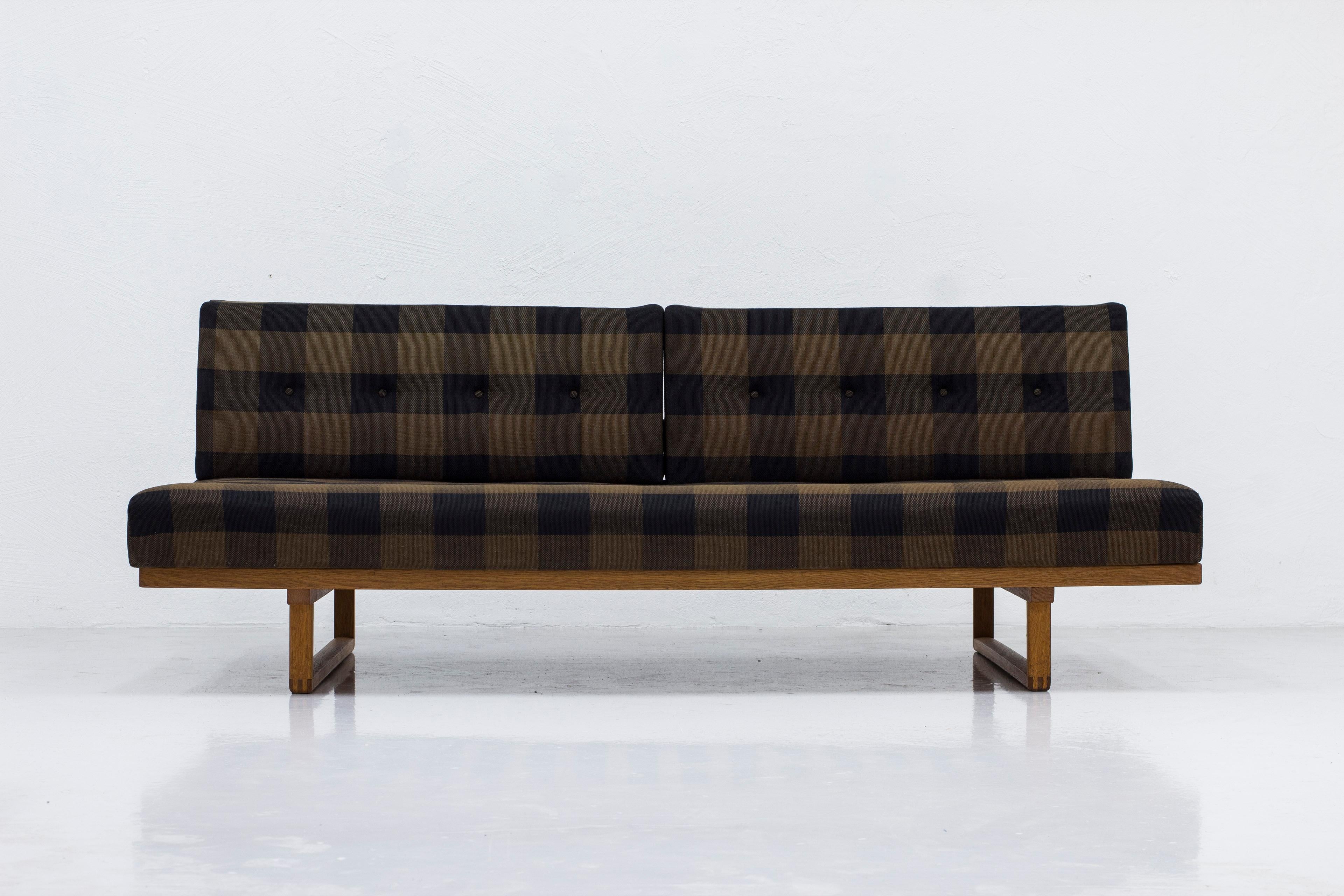 Sofa/daybed in oak and checkered original fabric by Børge Mogensen & Lis Ahlman In Good Condition For Sale In Hägersten, SE