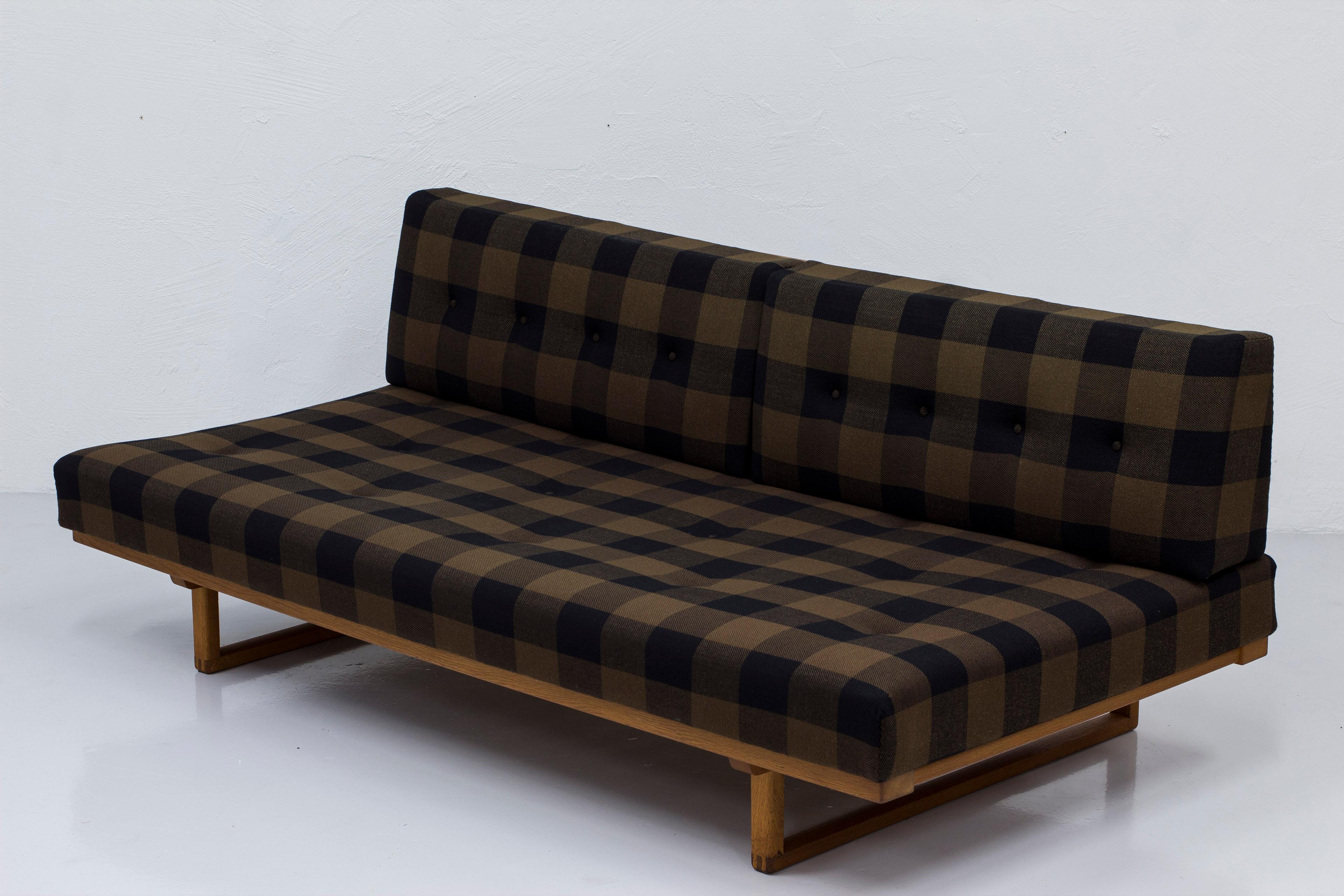 Mid-20th Century Sofa/daybed in oak and checkered original fabric by Børge Mogensen & Lis Ahlman For Sale