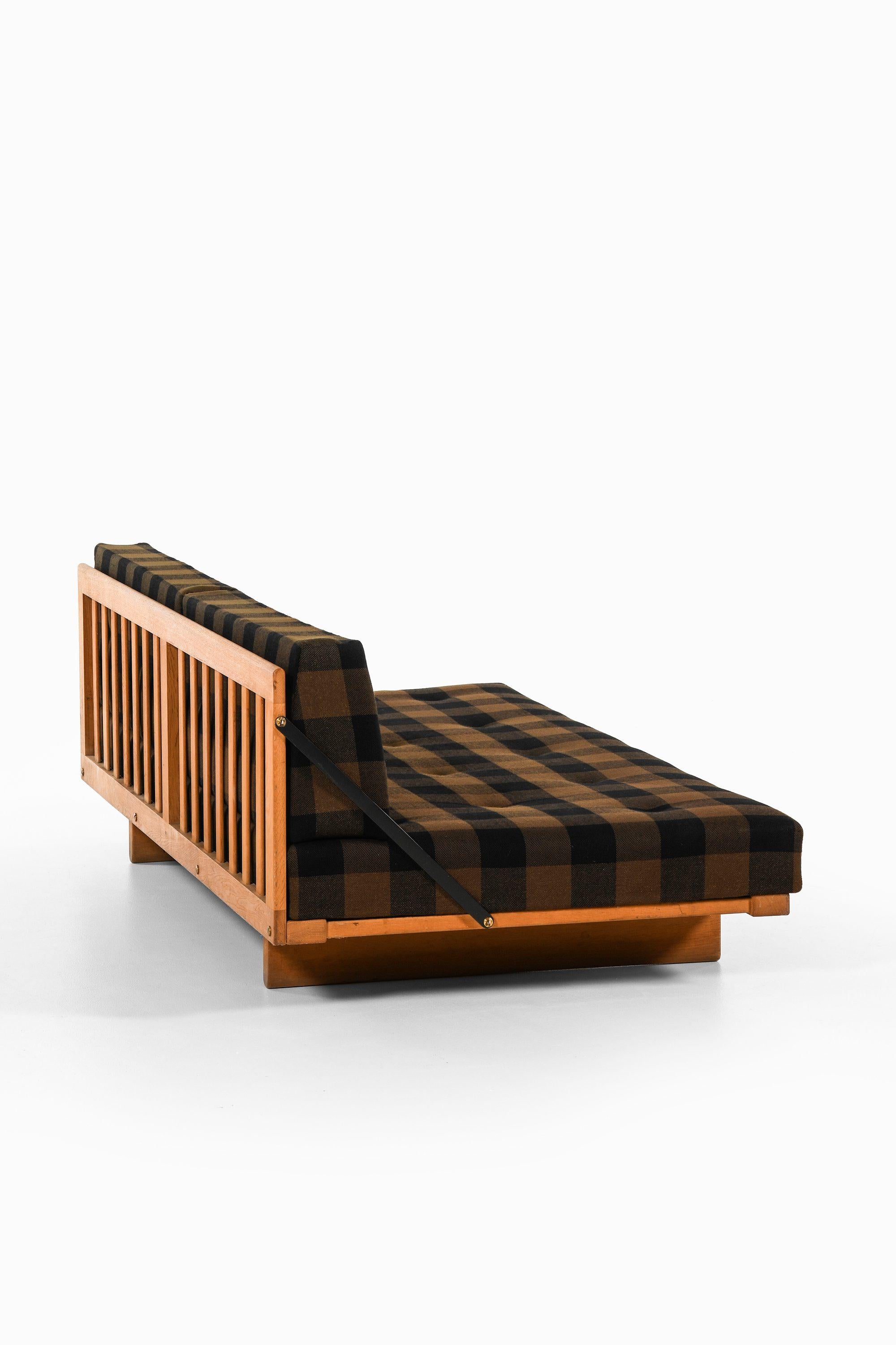 Sofa / Daybed in Oak, Brass and Original Fabric by Børge Mogensen, 1950's In Good Condition For Sale In Limhamn, Skåne län