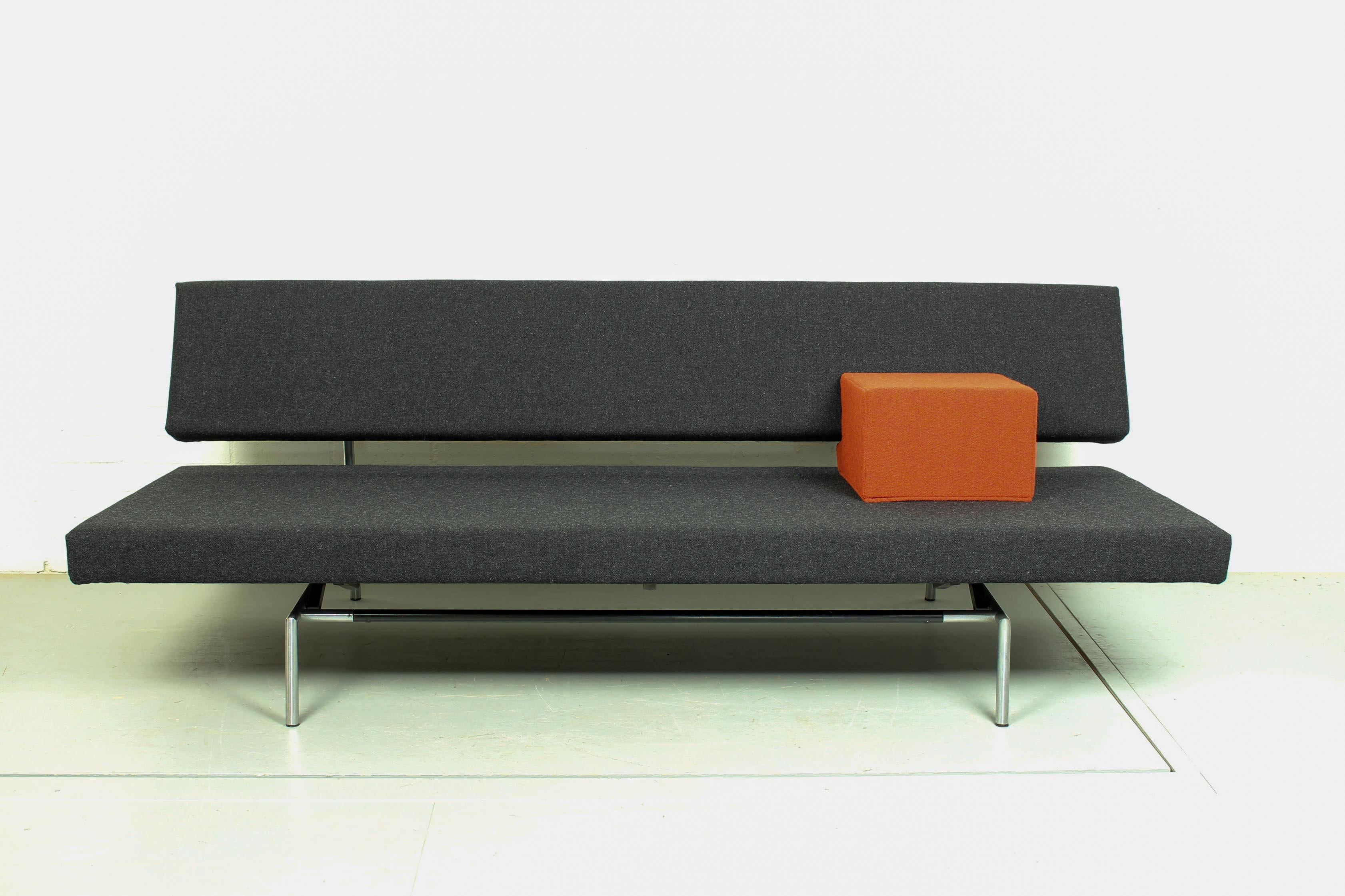 Martin Visser designed this sofa BR 02.7 in the late 1950s. The sofa has been in production with SPECTRUM – Holland ever since. One loose armrest in the color of your choice (blue or orange) is added. A simple movement converts the sofa into a sofa