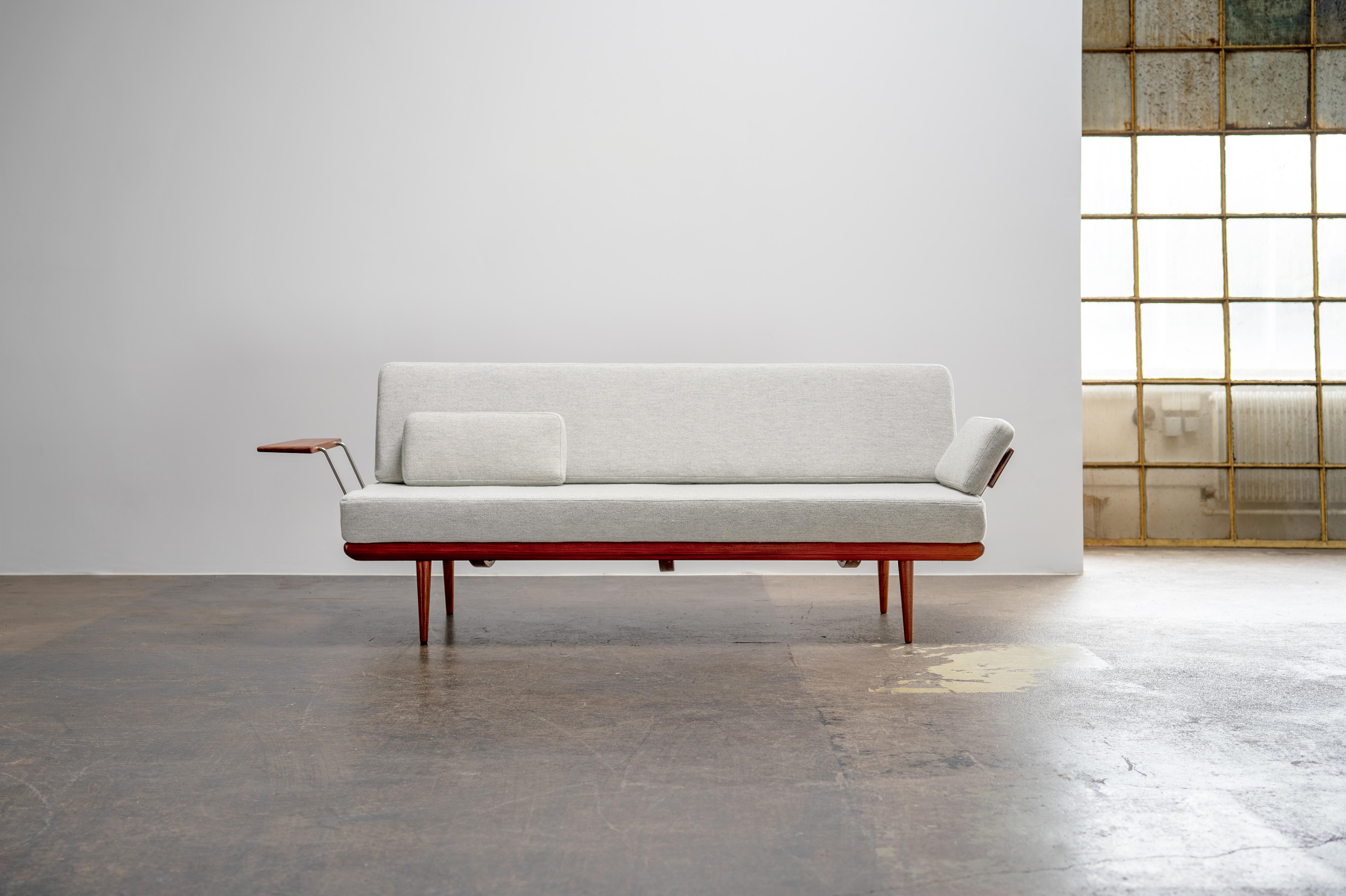 Canapé-lit des années 1960 de France et Søn en bois de teck. Cette pièce est dotée de deux accoudoirs rembourrés. La pièce a été restaurée et recouverte d'un tissu gris clair 